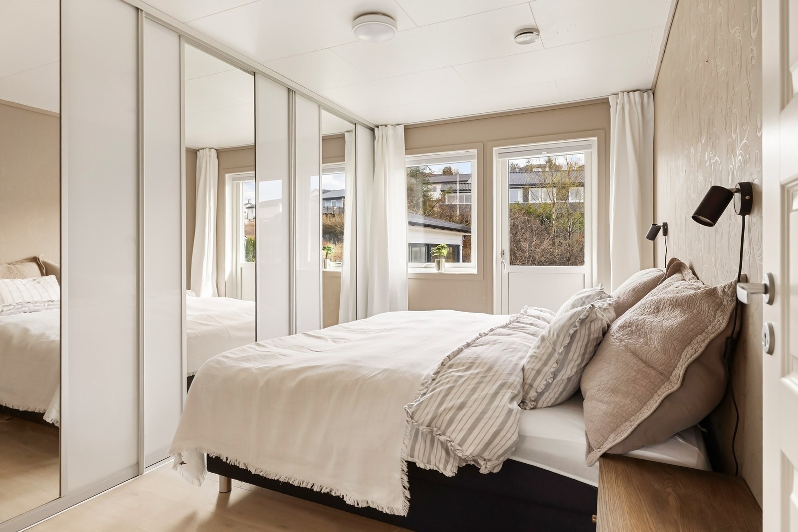 Hovedsoverom i 1. etasje har god plass til dobbeltseng og tilhørende møblement. Stor skyvedørsgarderobe, samt utgang til terrasse og hage. Galleribilde