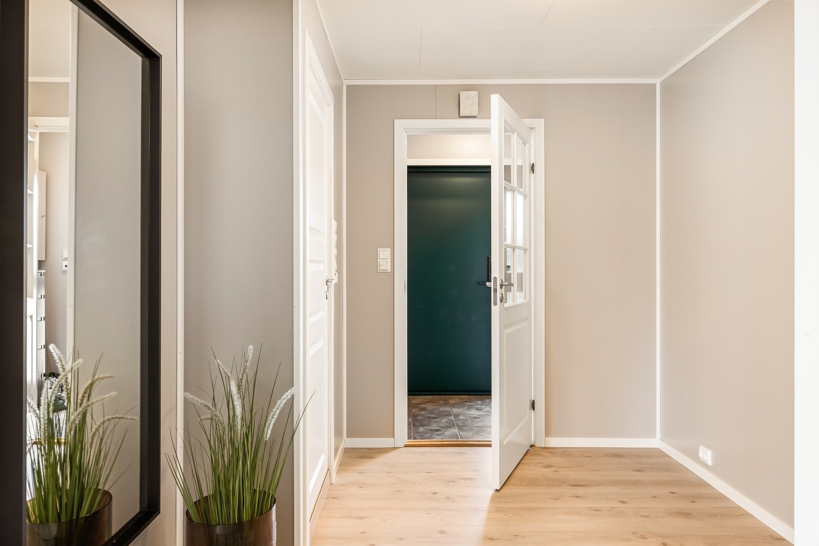 Ytterdør med praktisk kodelås fra Yale Doorman Galleribilde