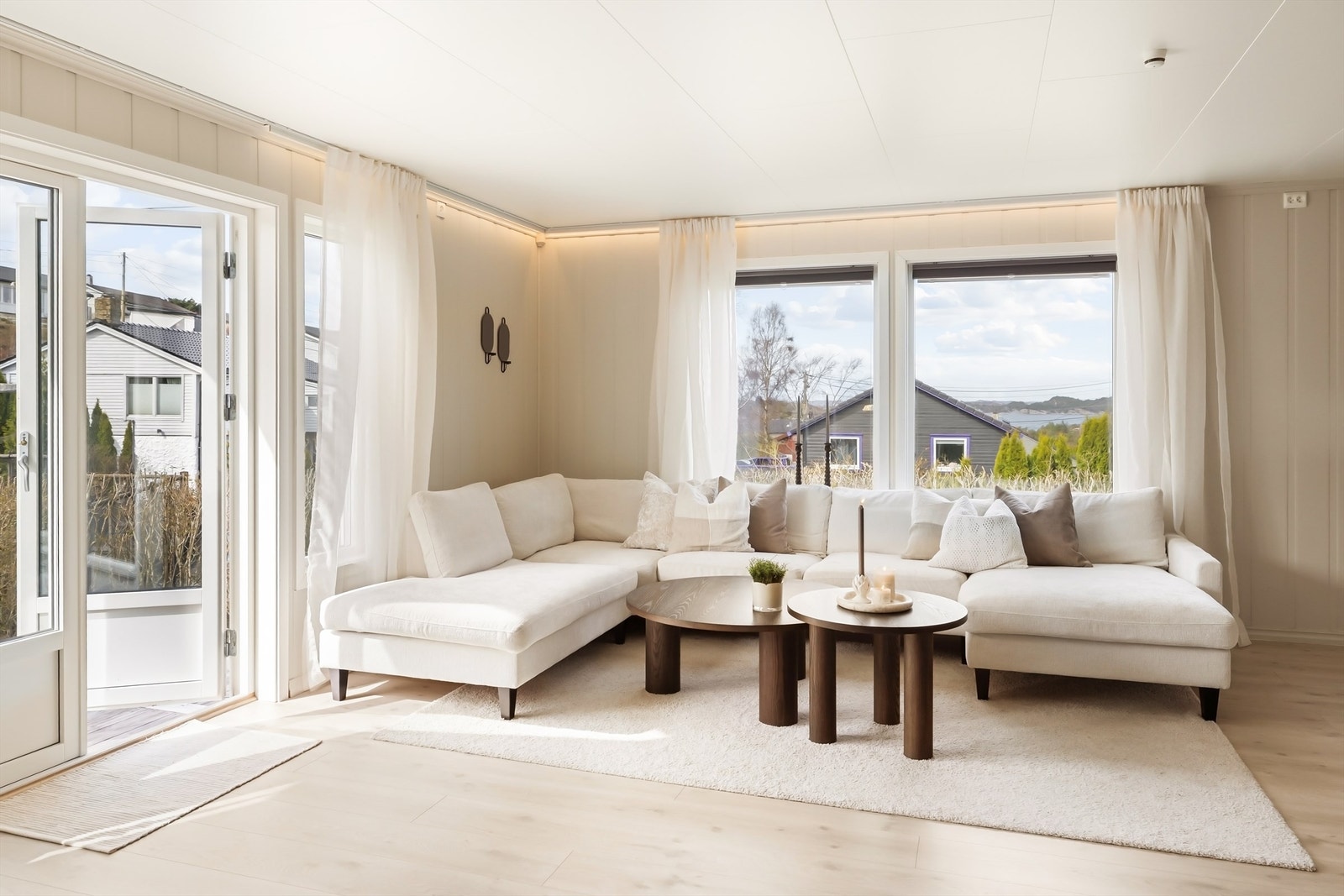 Store vindusflater med godt lysinnslipp Galleribilde