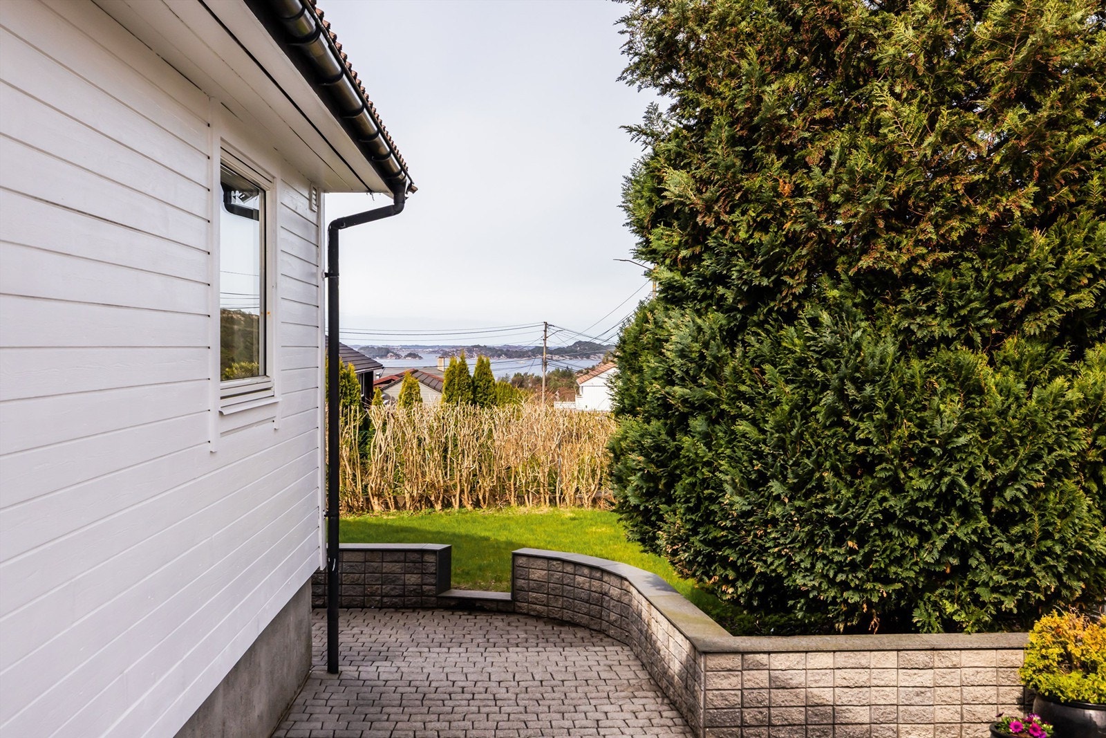 Attraktiv og barnevennlig beliggenhet kun ca. 15 min. kjøring fra Bergen sentrum. Galleribilde