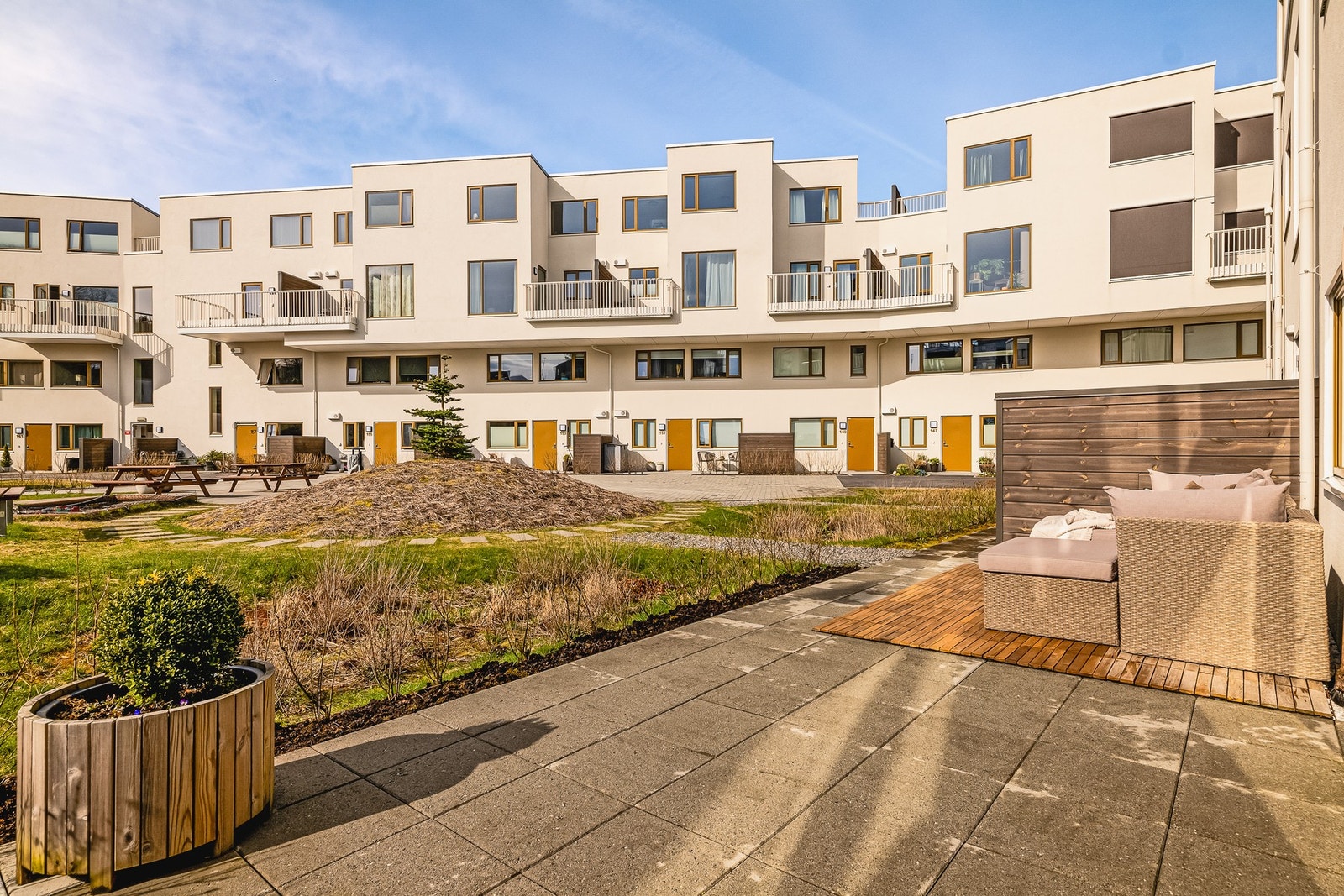 Terrassen ligger pent til og har meget gode solforhold Galleribilde