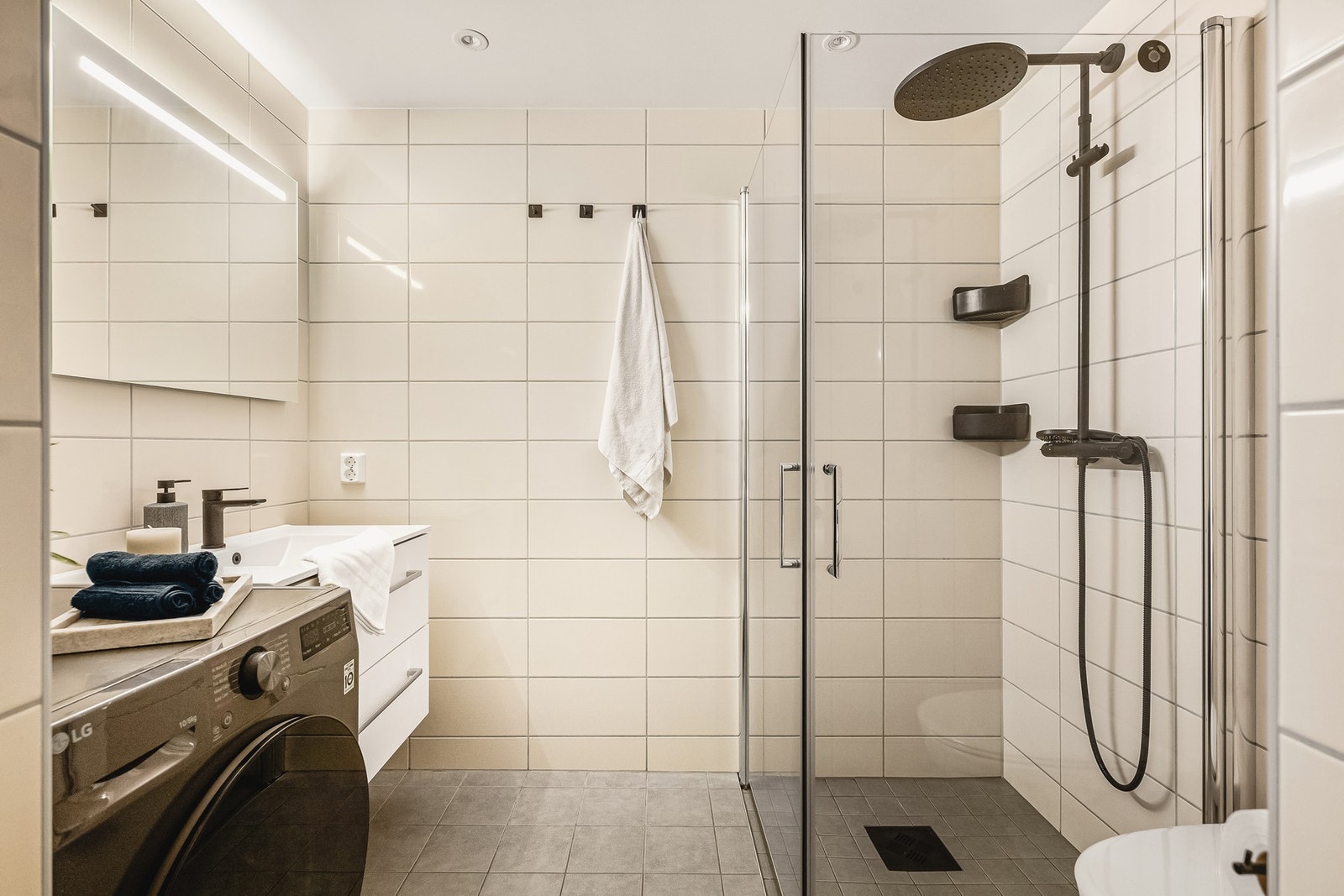 Badet har gulvvarme og er flislagt på vegger og gulv Galleribilde