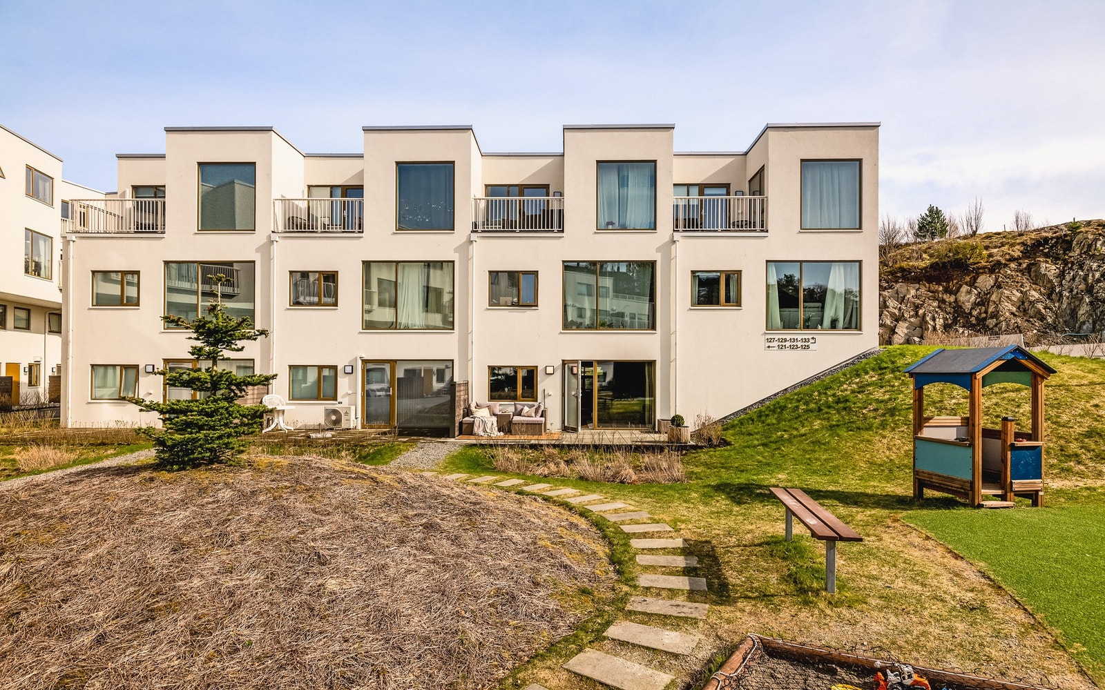 Det er et veldrevet borrettslag med pent opparbeidede grøntarealer Galleribilde