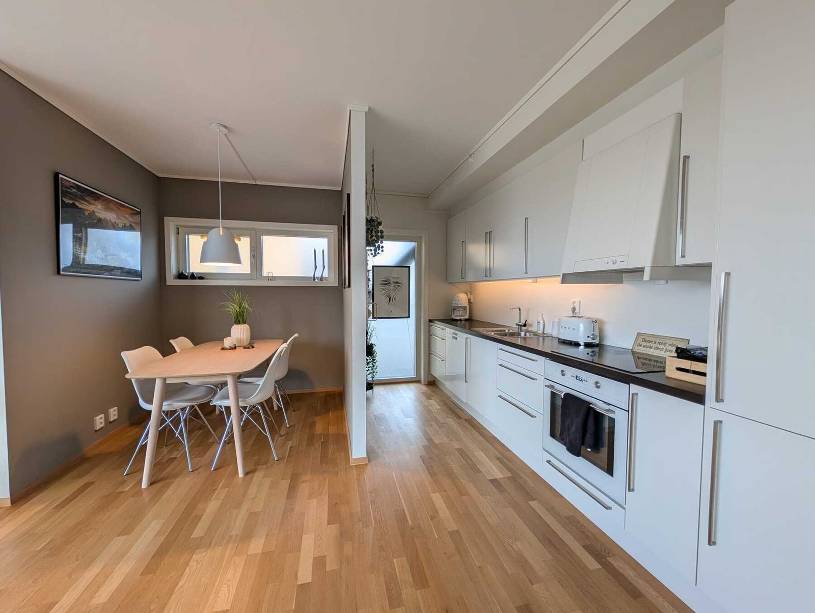 Kjøkkeninnredningen består av slette fronter og laminat benkeplate med nedfelt vask av stål. Galleribilde