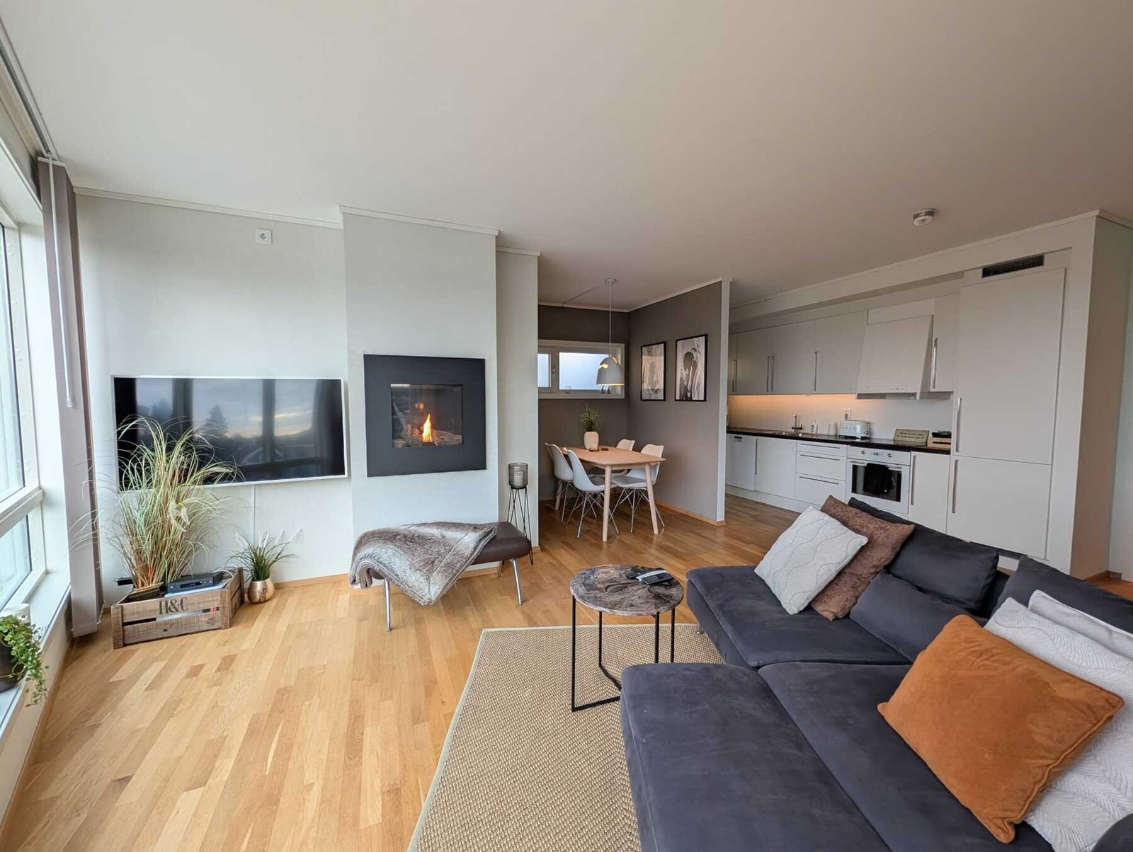 Her er det god plass til å møblere med sofagruppe og spisestue. Galleribilde
