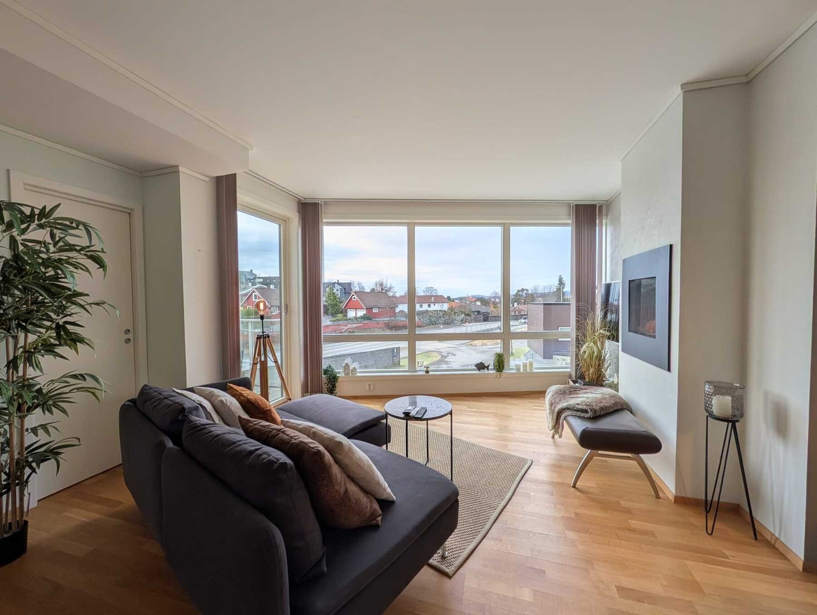 Leiligheten skilter med gode fasiliteter som fast parkeringsplass, heisadkomst, balansert ventilasjon, gasspeis i stuen og en trivelig balkong! Galleribilde