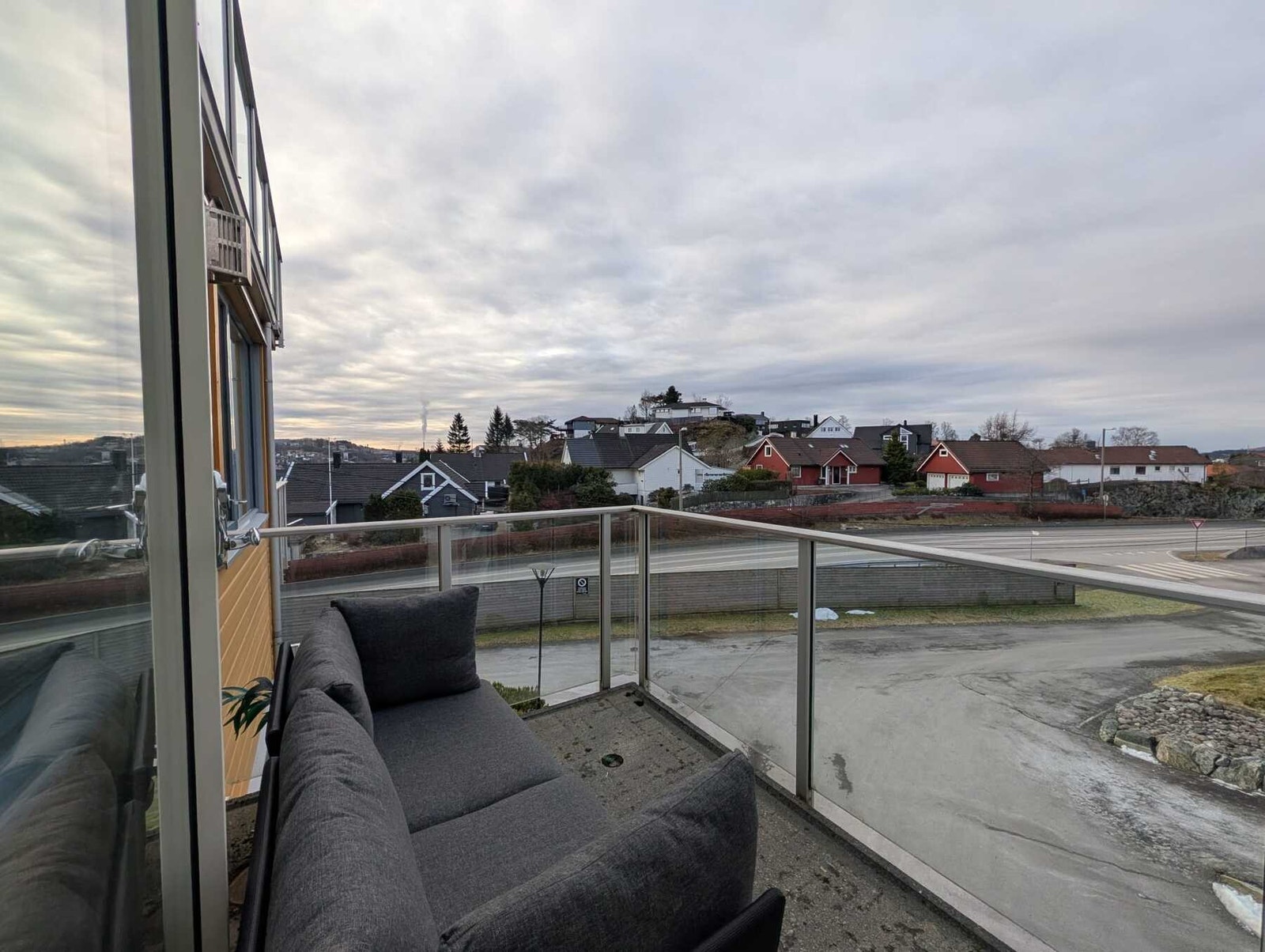 Dette er en moderne og innbydende hjørneleilighet beliggende i andre etasje i Steinsvikvegen, med nærhet til det meste du trenger i hverdagen. Galleribilde