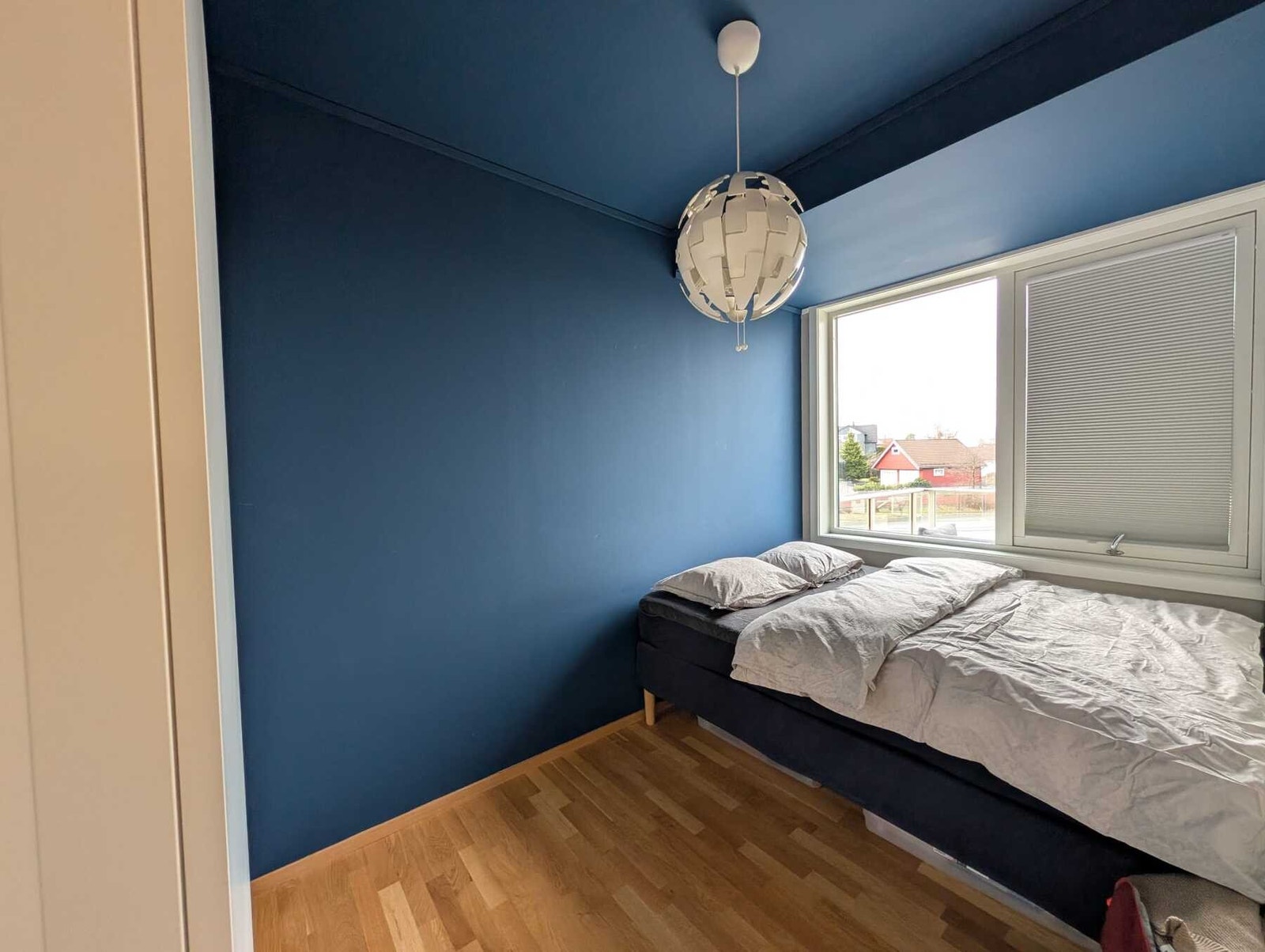 Størrelsen og utformingen på rommet gir plass til å innrede med stor seng, ett nattbord, og garderobeskap. Galleribilde