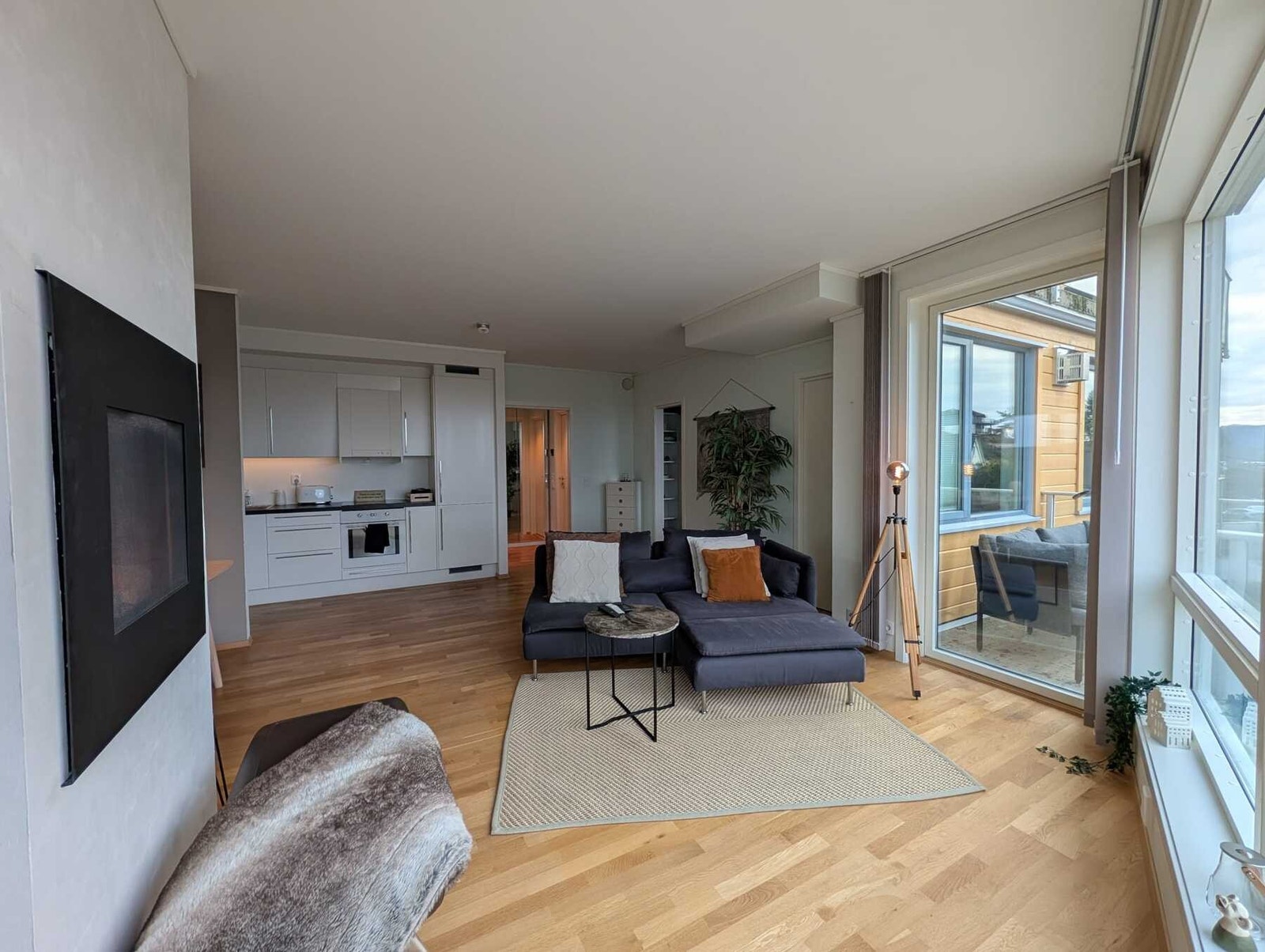 Det er gjennomgående trestavsparkett i alle rom, med unntak av badet. Galleribilde