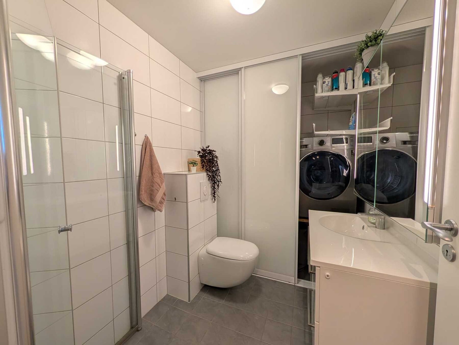 I tillegg er det en praktisk skyvedørsnisje med opplegg for vaskemaskin, varmtvannstank og rør-i-rør-system. Galleribilde