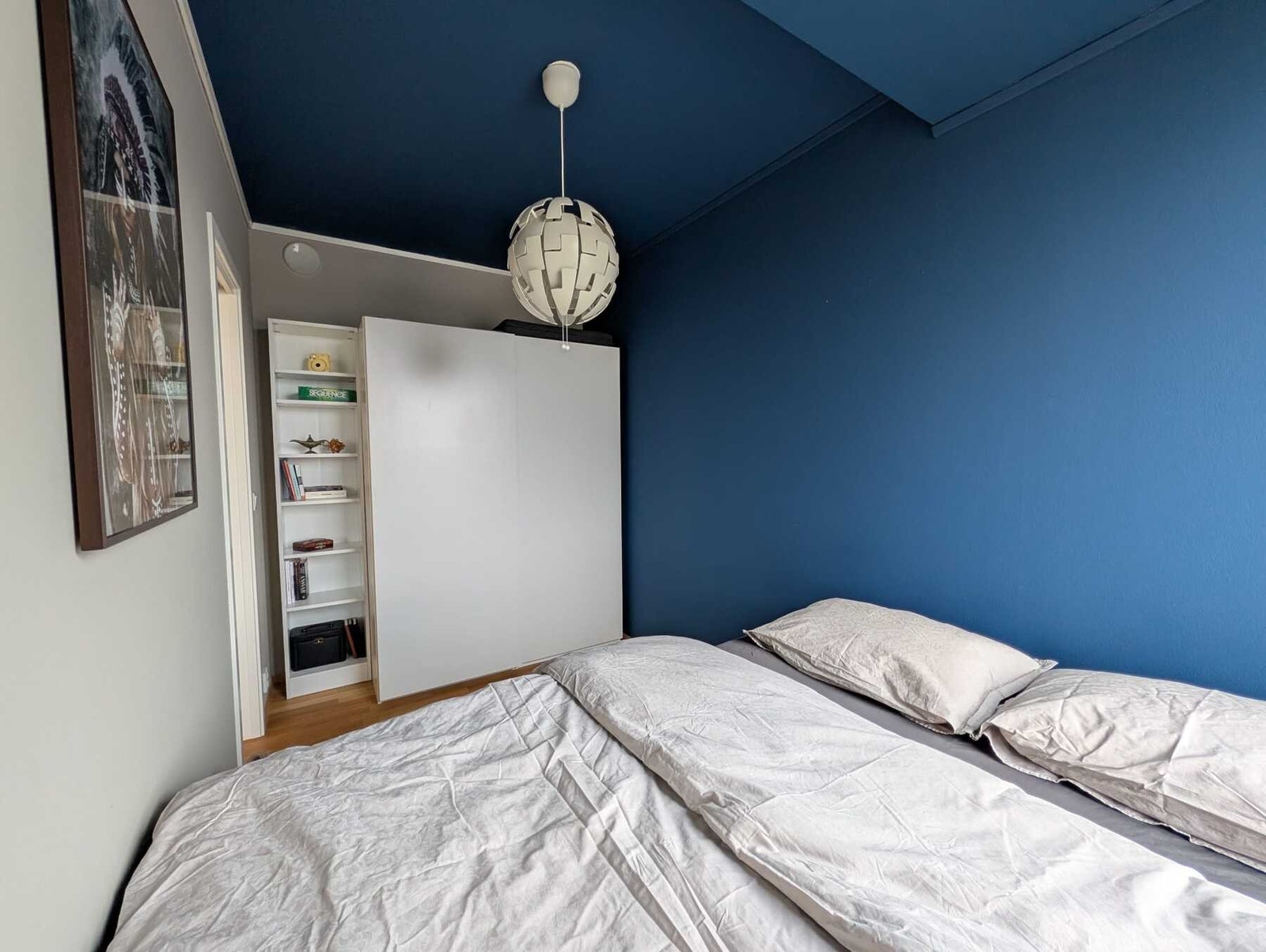 Også her er det trestavs parkett på gulv og slette malte vegger. Galleribilde