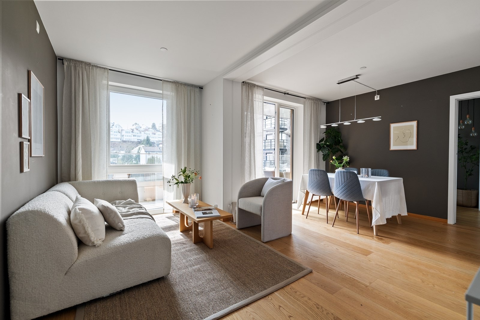 Man har store vindusflater i stuen som gir godt med naturlig lys inn i stuen. Galleribilde