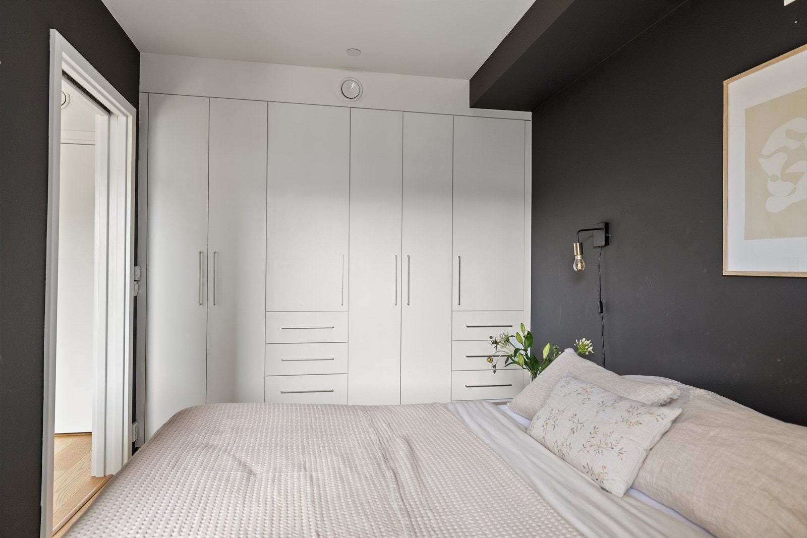 Plassbygd stor garderobe på hovedsoverommet. Galleribilde