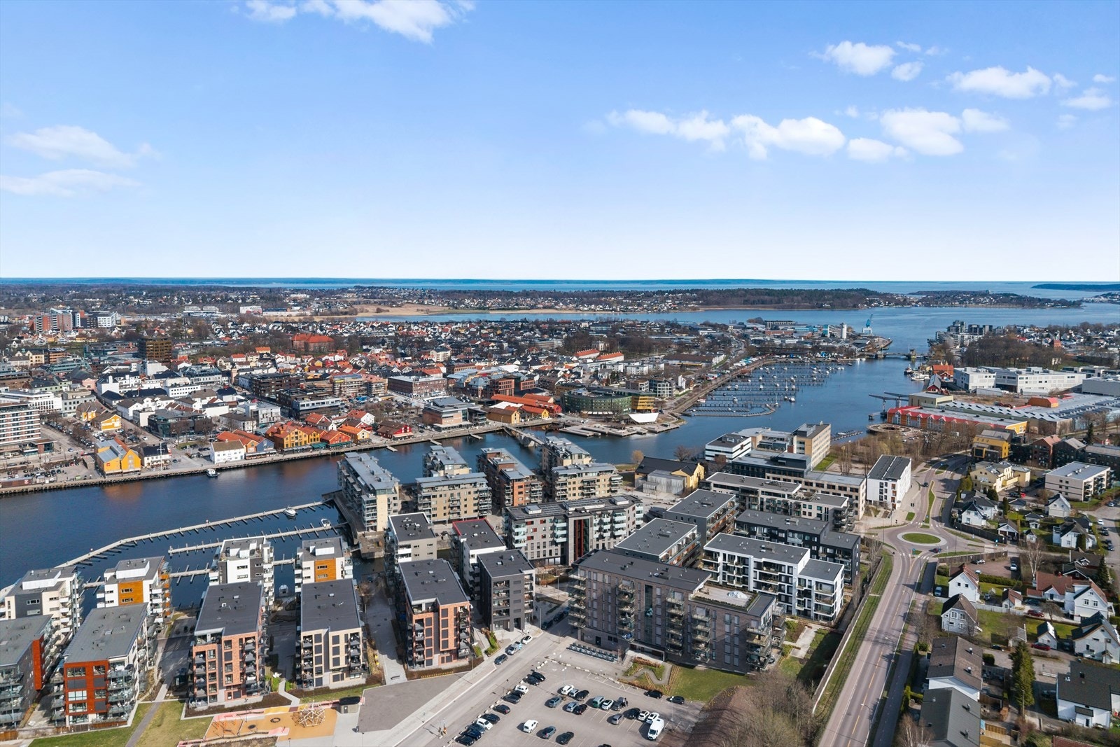 Tønsberg sentrum ligger kun en kort spasertur unna, hvor du finner et bredt utvalg av butikker, restauranter, kafeer og kulturtilbud. Galleribilde