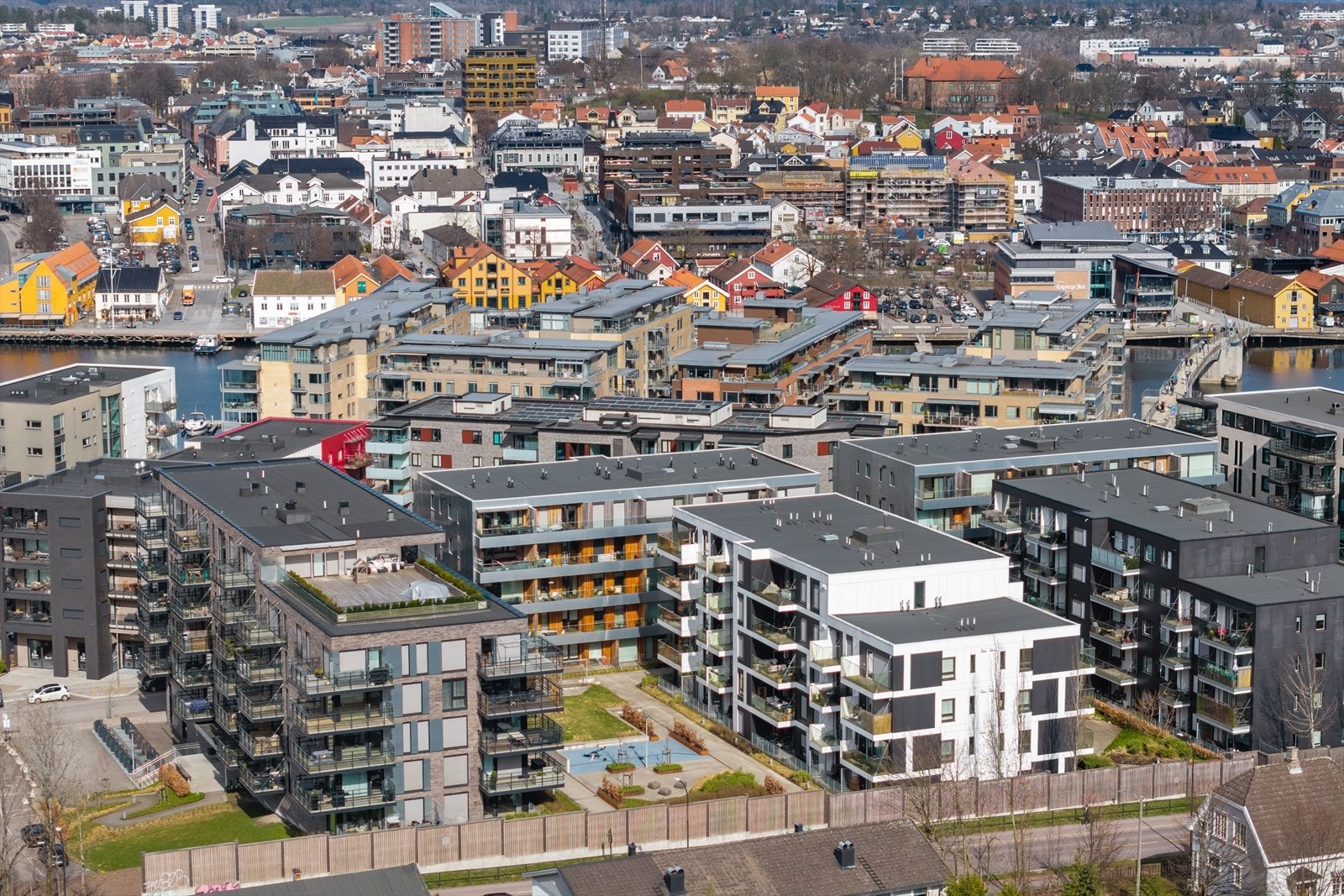 Transportmessig er Kaldnes et svært praktisk område, med enkel tilgang til E18 for rask pendling til Sandefjord, Larvik og Oslo. Galleribilde