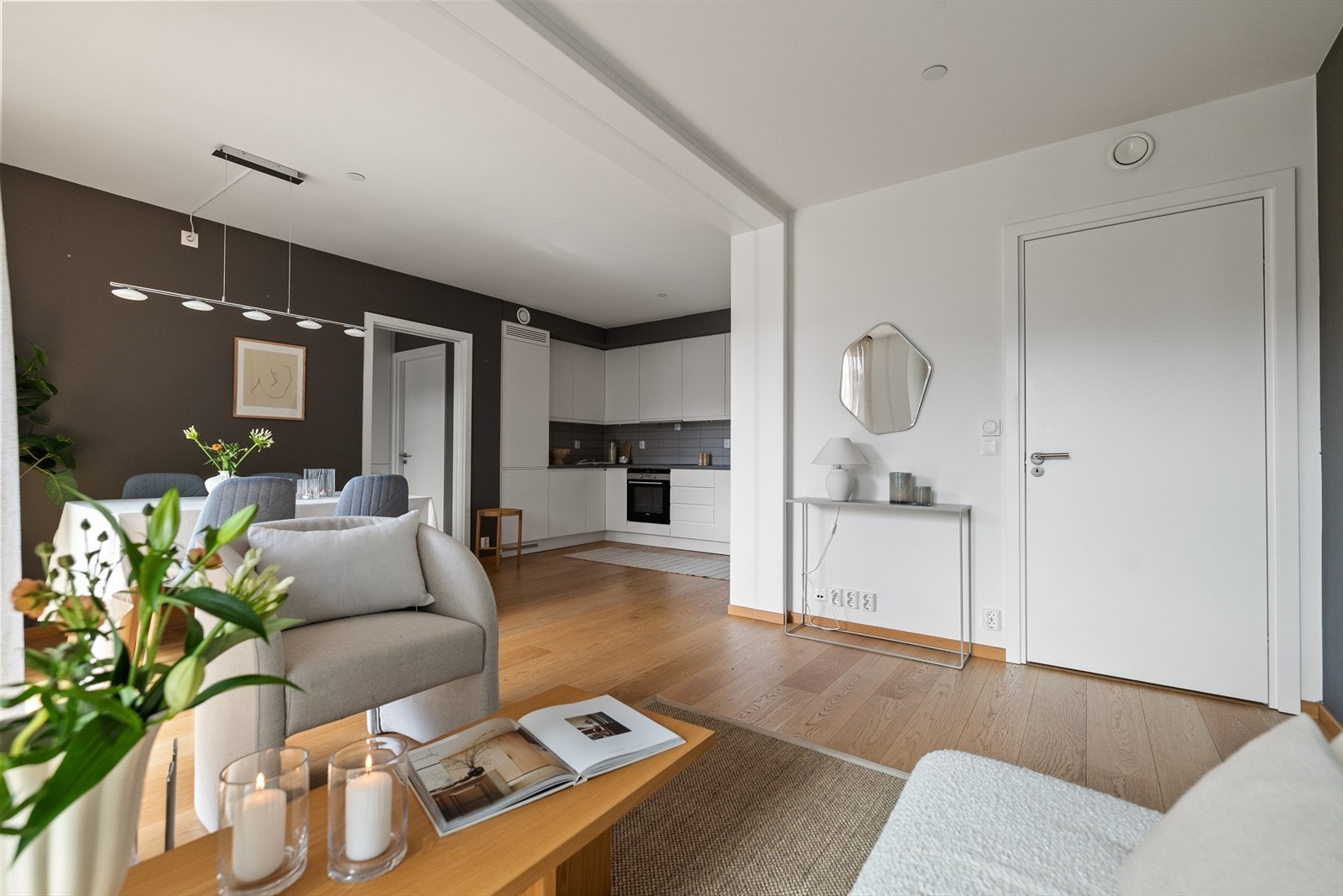 Innvendig fremstår boligen lys og moderne med gjennomgående parkettgulv samt malte gipsplater på vegger og i himling. Galleribilde