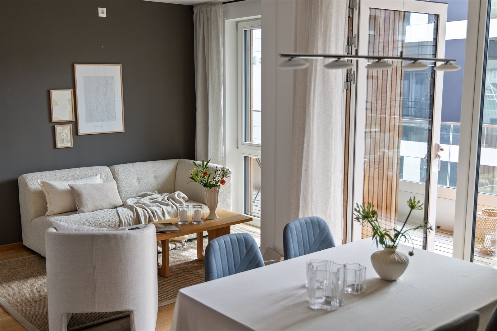 Man har plass til både spisebord og sofagruppe i stuen Galleribilde