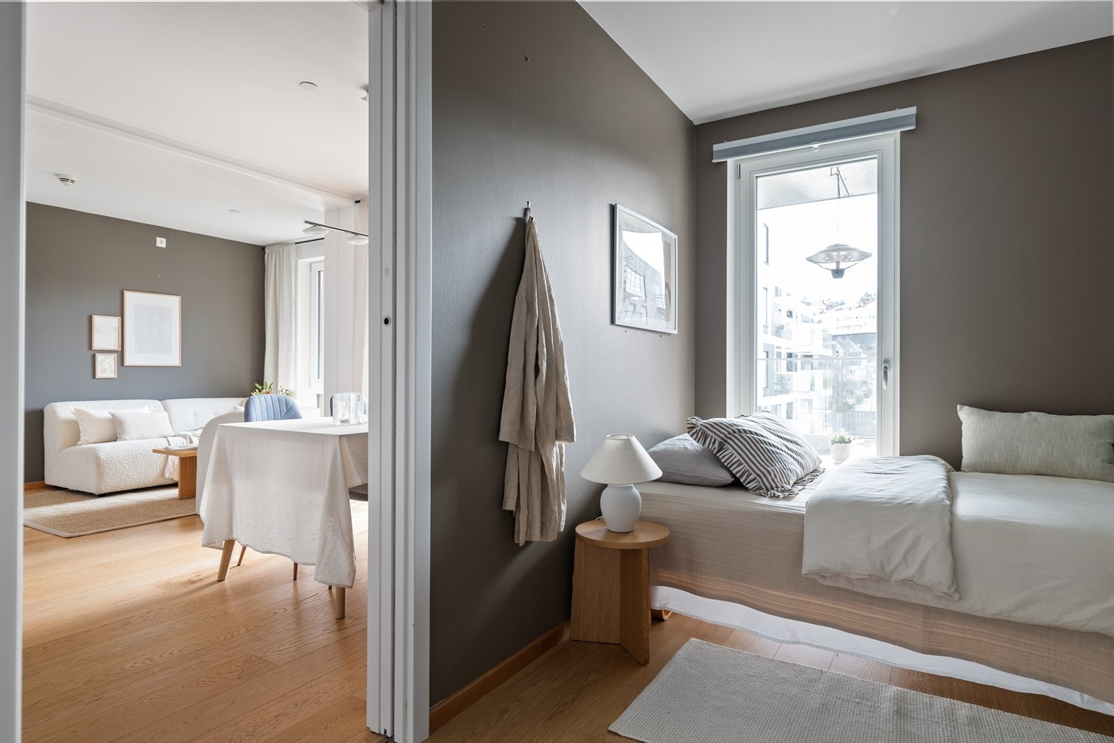 Soverom nr 2 ligger på andre siden av stuen og er noe mindre, passer fint til barnerom, gjesterom eller kontor. Galleribilde