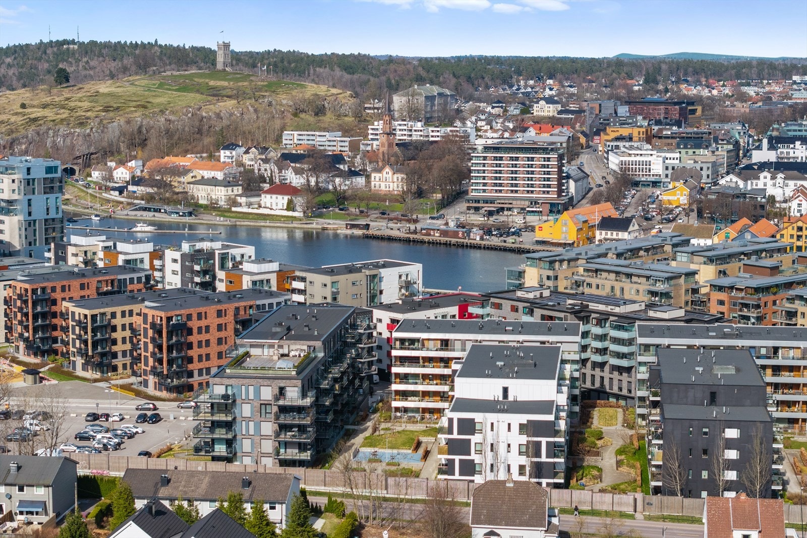 Bussholdeplasser og Tønsberg togstasjon ligger i nærheten, og gir gode kollektivforbindelser både lokalt og regionalt. Galleribilde