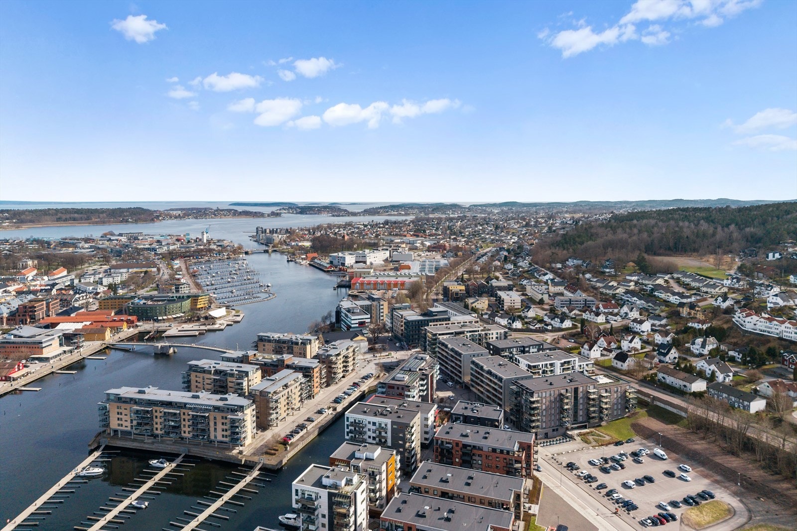 Nærhet til sjøen. Her kan du nyte bryggeliv, båtliv og koselige spaserturer langs kyststiene. Galleribilde