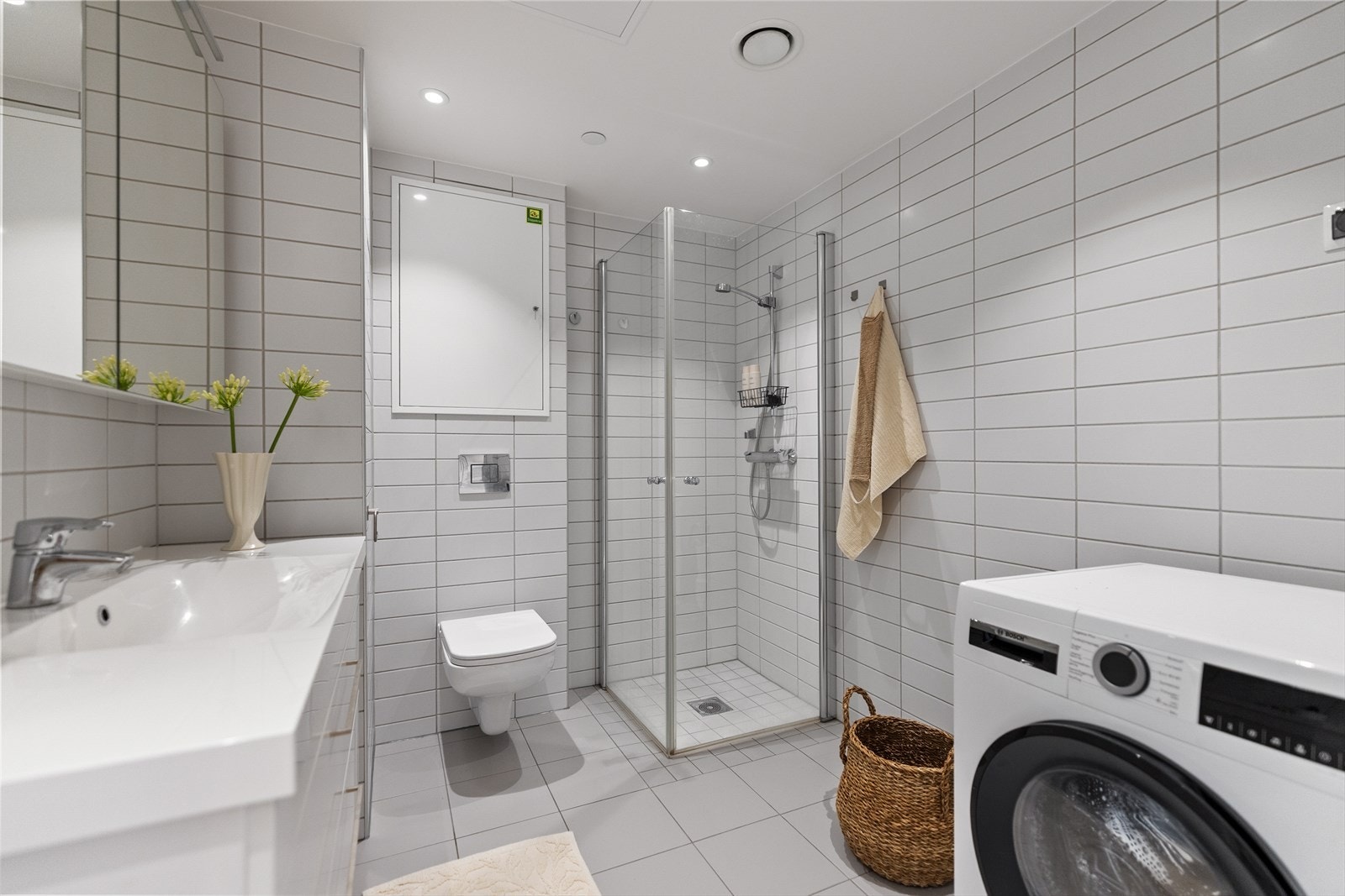 Badet er moderne og funksjonelt, samtidig som det også fungerer som vaskerom. Galleribilde