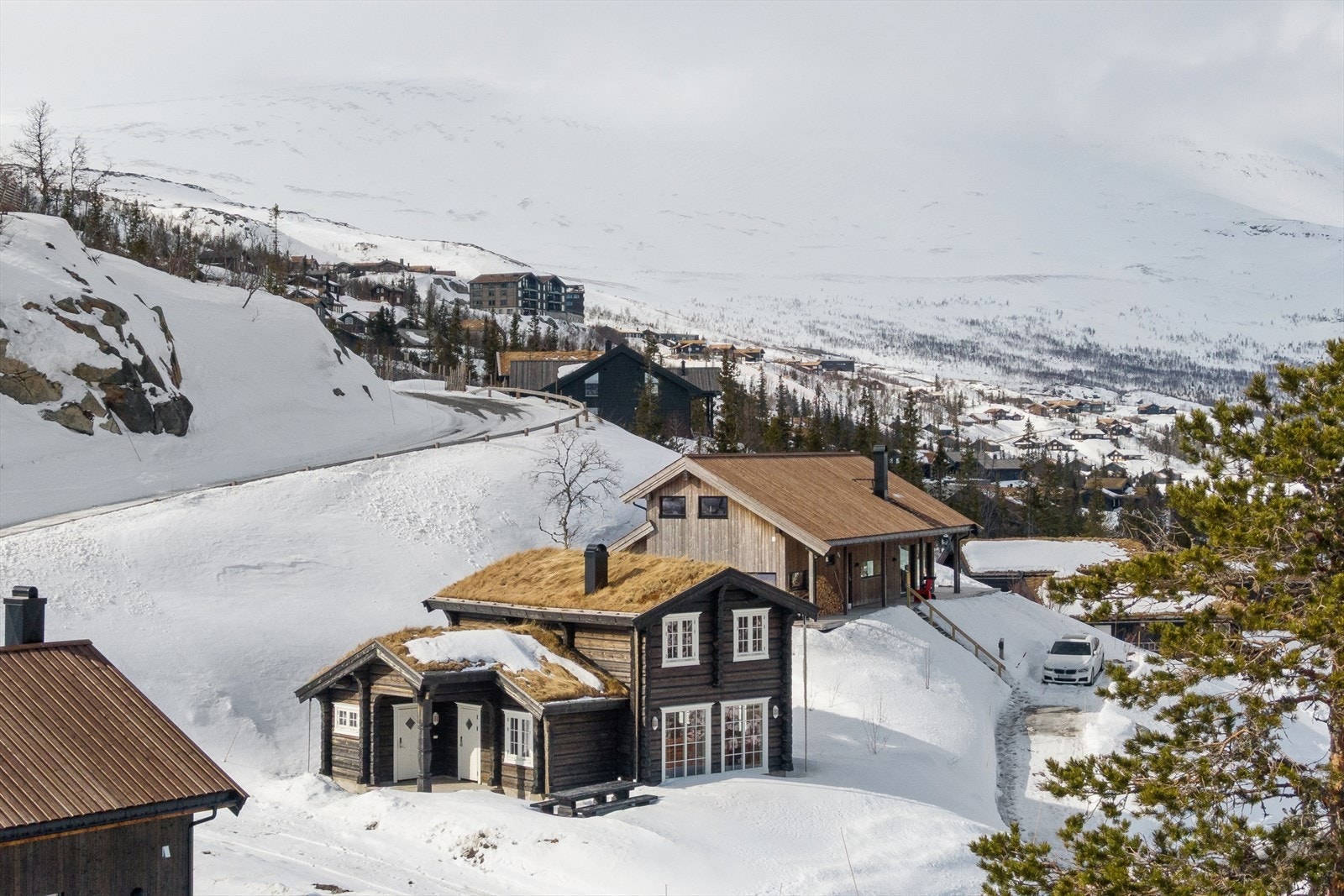 Med ski-in/ski-out til Gaustablikk skisenter og langrennsløypene kun et par hundre meter unna, ligger alt til rette for store fjellopplevelser rett fra hyttedøra. Galleribilde