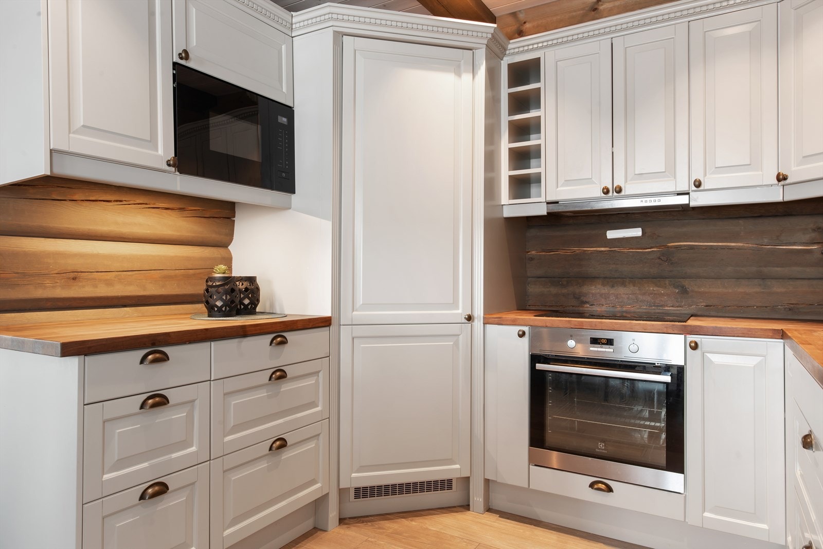 Kjøkkenet er velutstyrt med integrerte hvitevarer og et praktisk kjølehjørne. Galleribilde