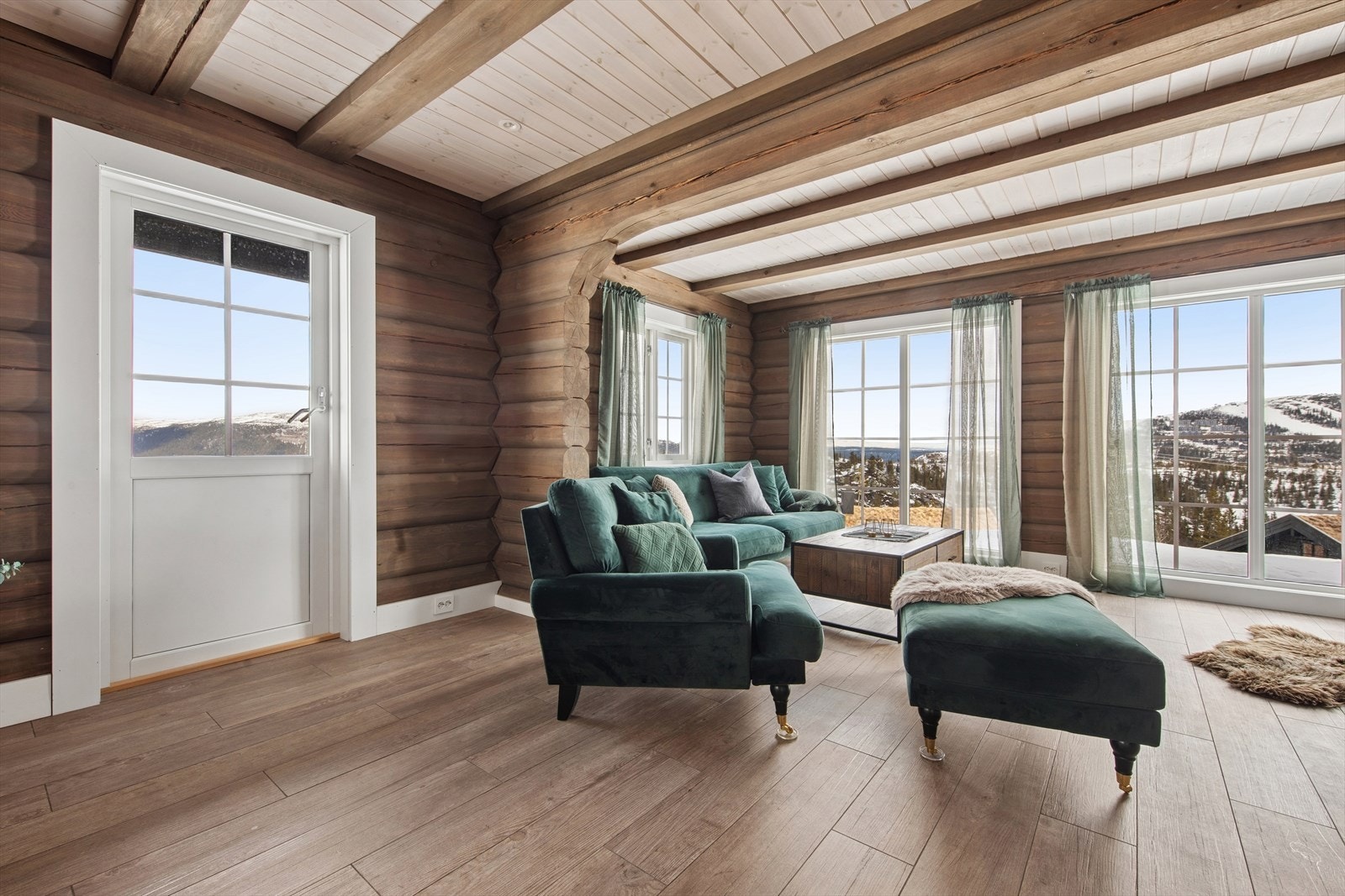 Store vindusflater slipper inn rikelig med naturlig lys og gir flott utsyn mot naturskjønne omgivelser. Fra stuen er det direkte utgang til uteområdet via terrassedør. Galleribilde