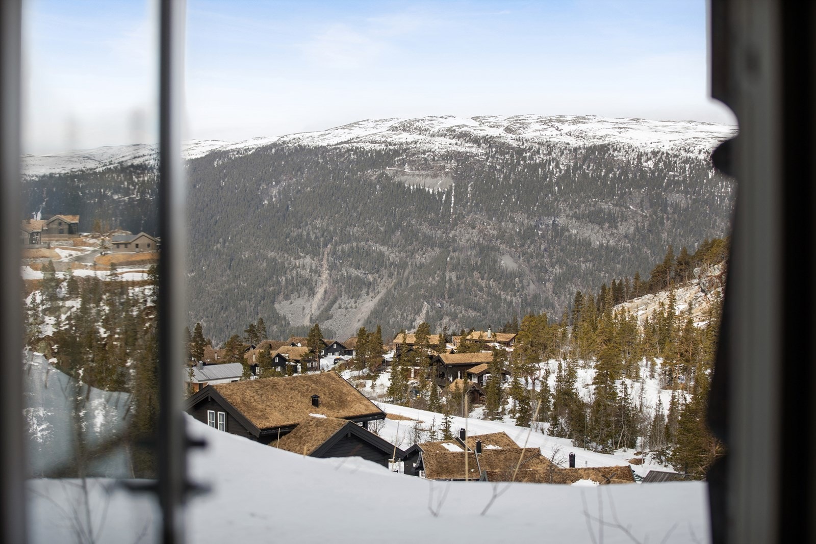 Fra hytta har man utsikt over hyttefeltet og det omkringliggende fjellandskapet. Galleribilde
