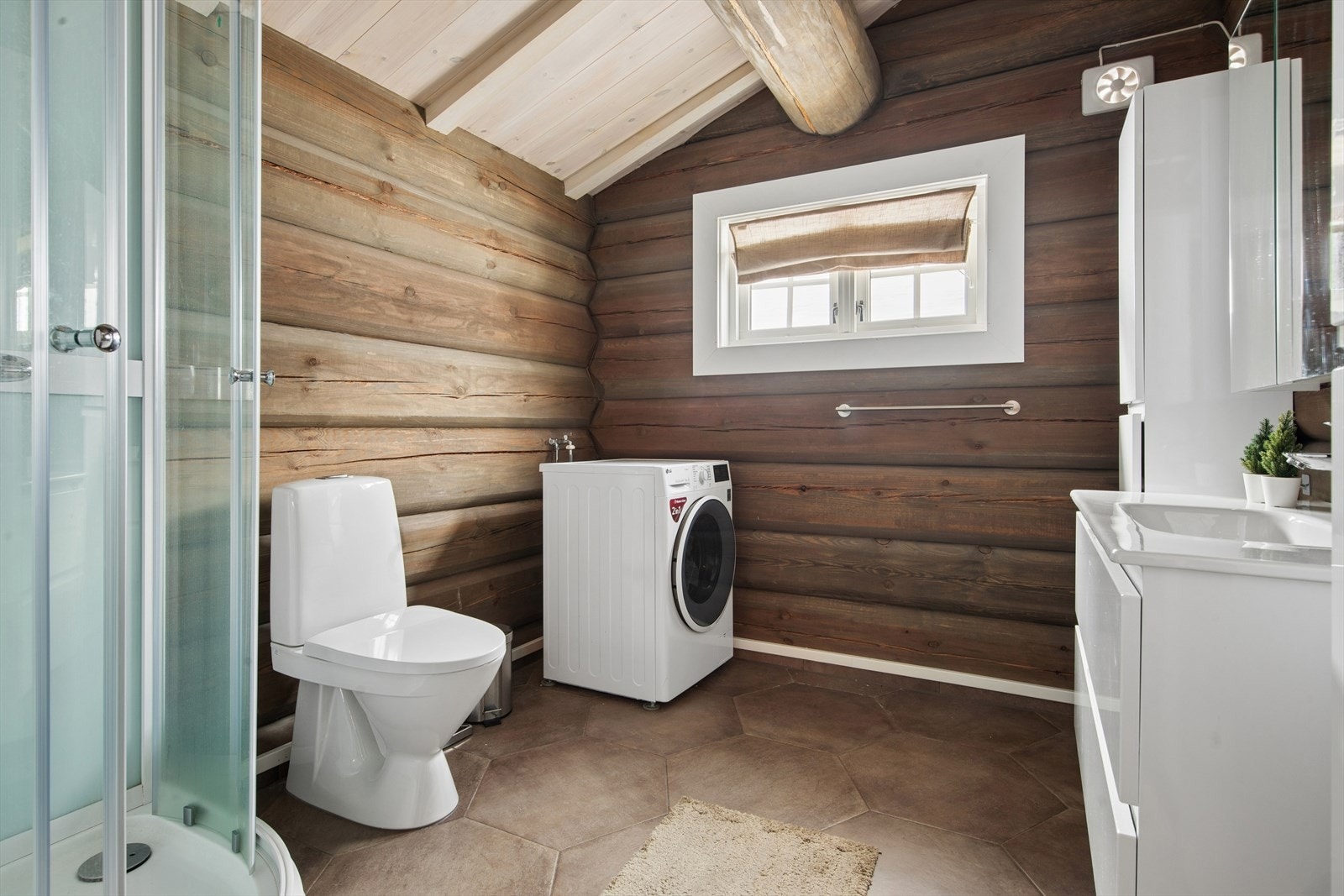 Badet i andre etasje er utstyrt med flislagt gulv, behagelig vannbåren gulvvarme og praktisk opplegg for vaskemaskin. Galleribilde