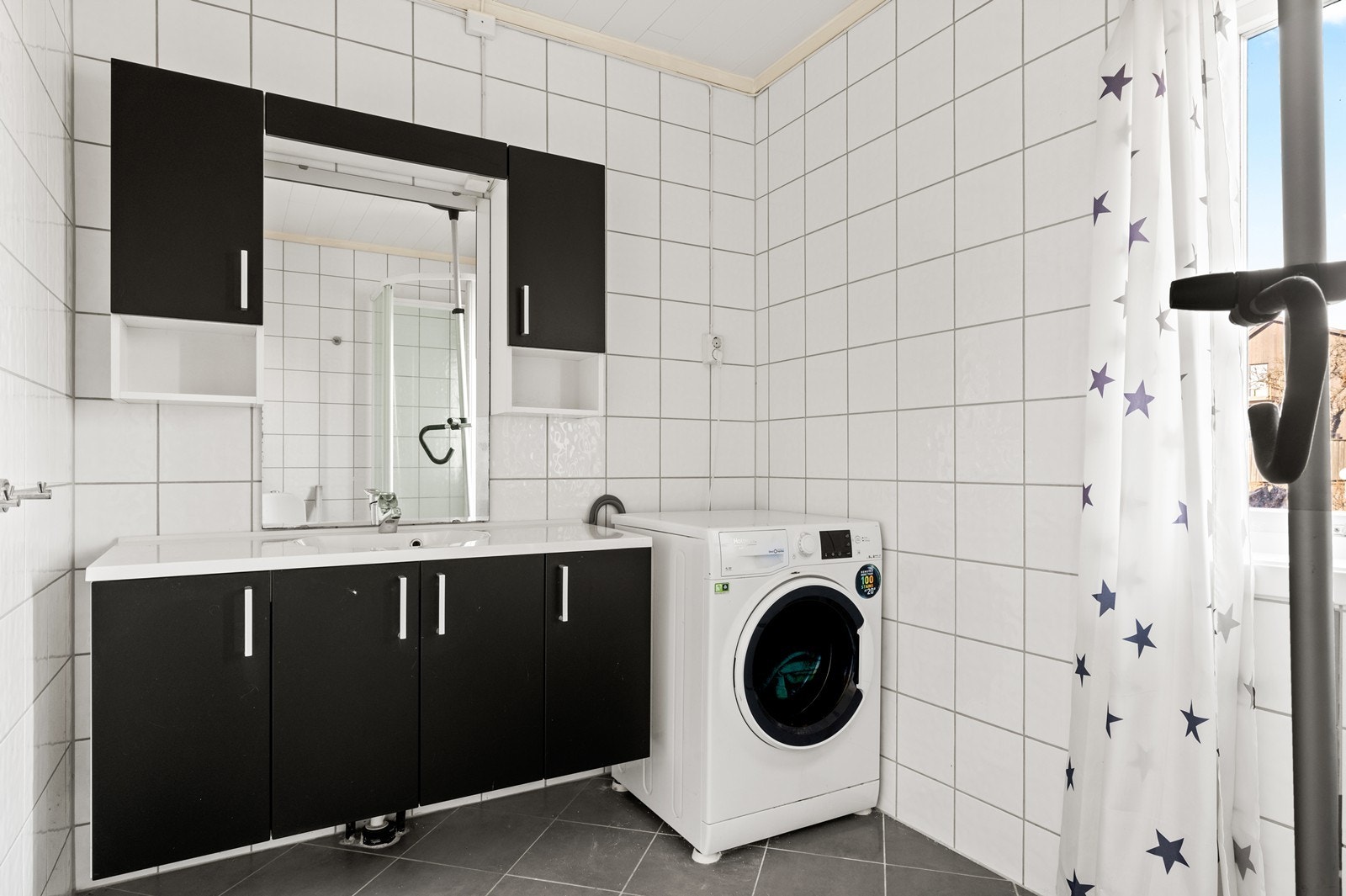 Badet i første etasje ble oppgradert i 2010 med flislagt gulv med varmekabler og opplegg for vaskemaskin. Galleribilde