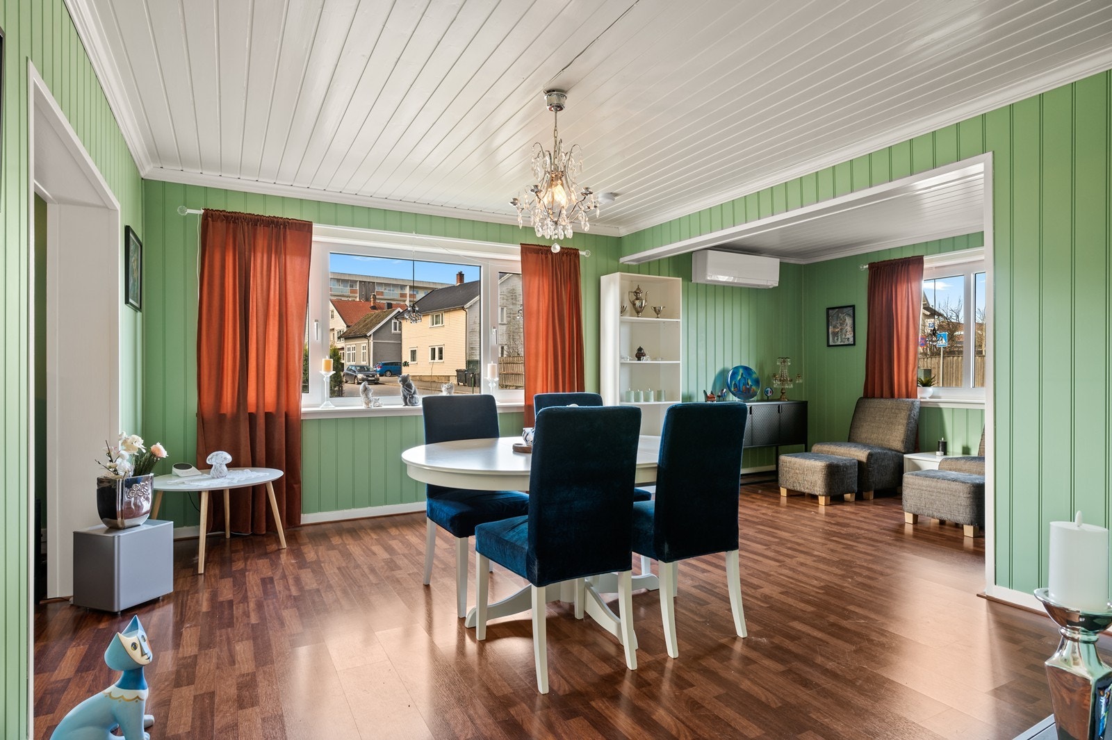 Spisestuen har plass til et stort spisebord og har laminat på gulvet. Galleribilde