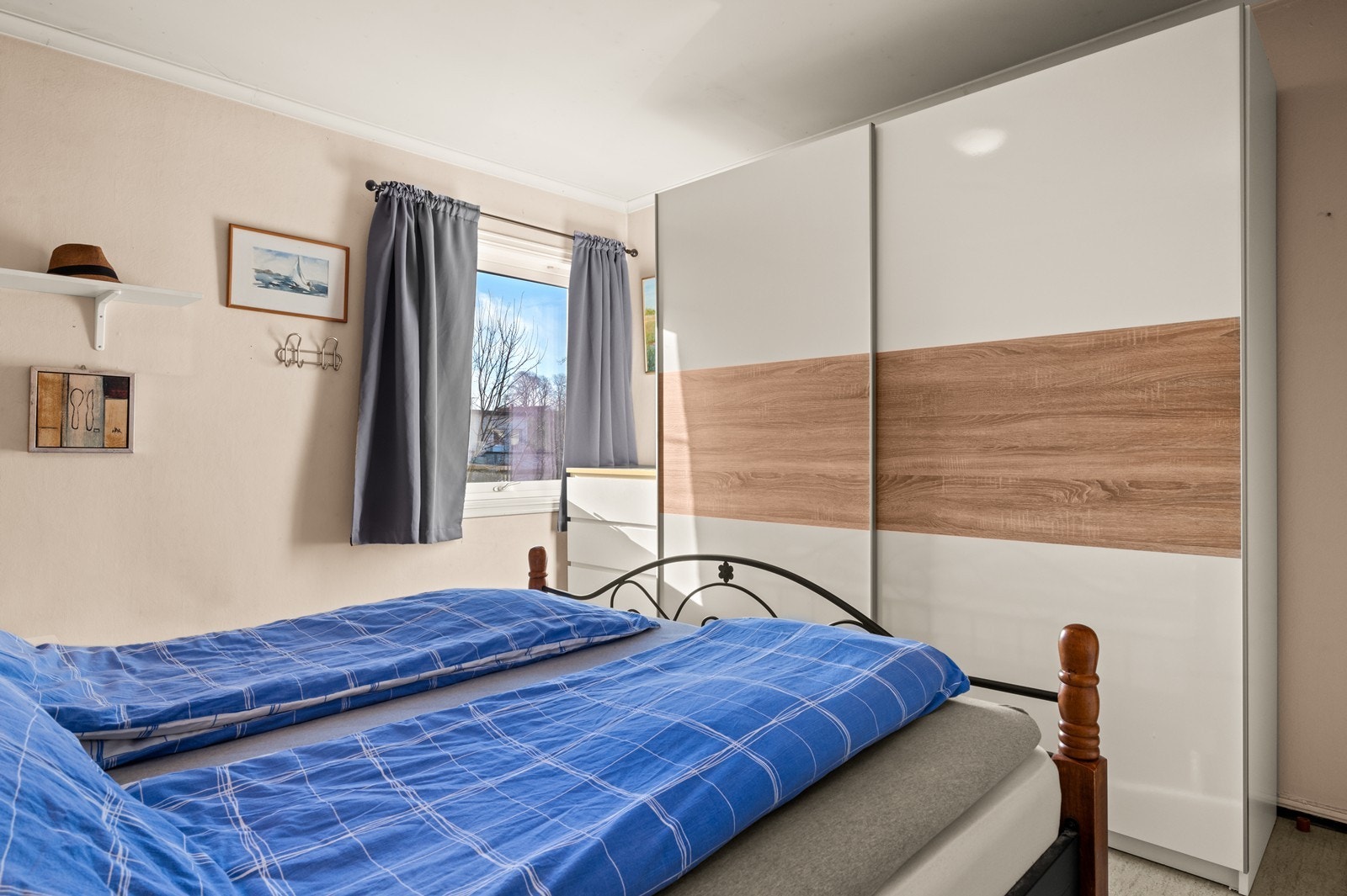 En stor skyvedørsgarderobe gir rikelig med oppbevaringsplass. Galleribilde