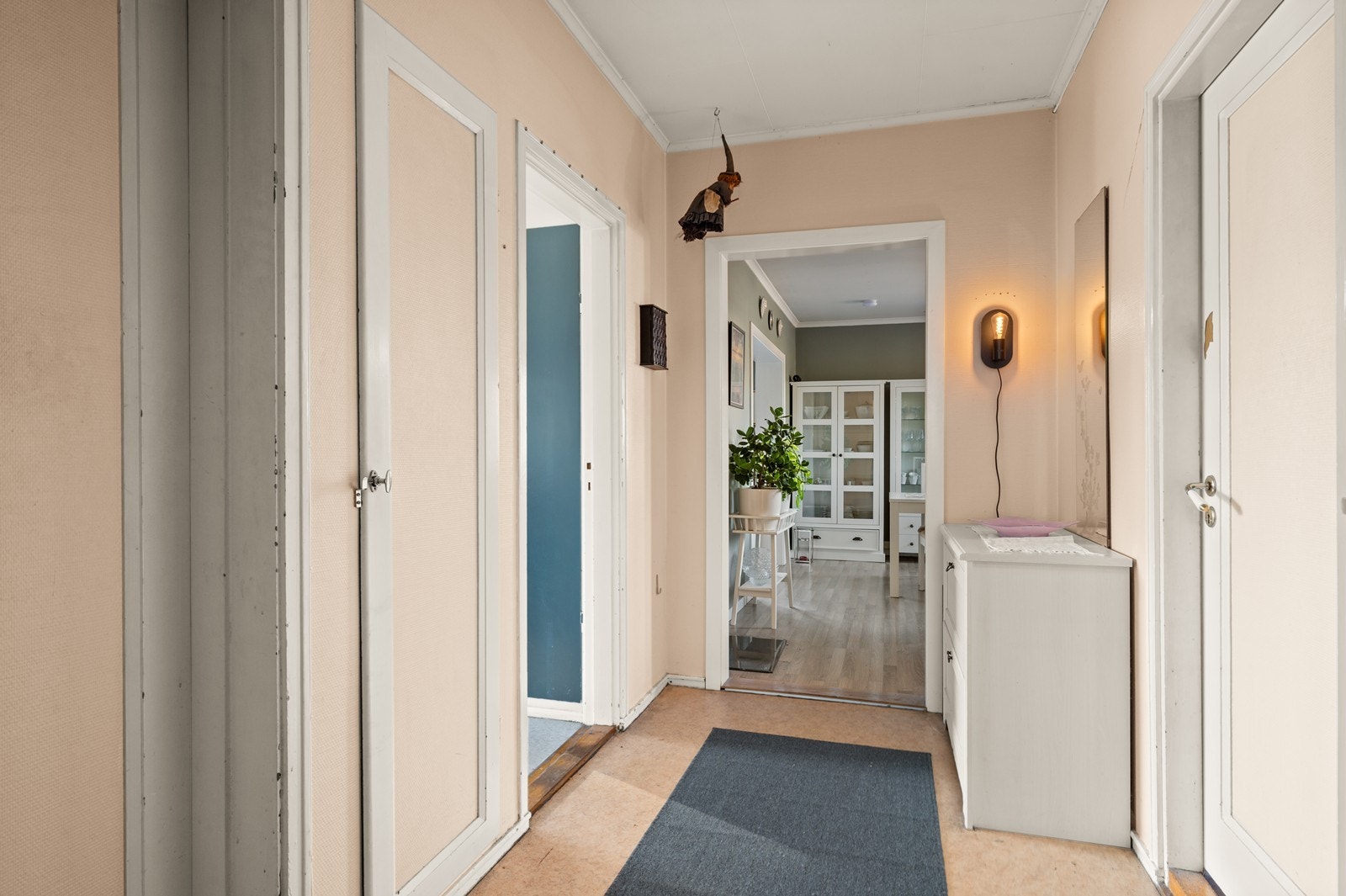 Velkommen inn i boenheten i andre etasje. Gangen har belegg på gulvet og malte plater på veggene. Galleribilde