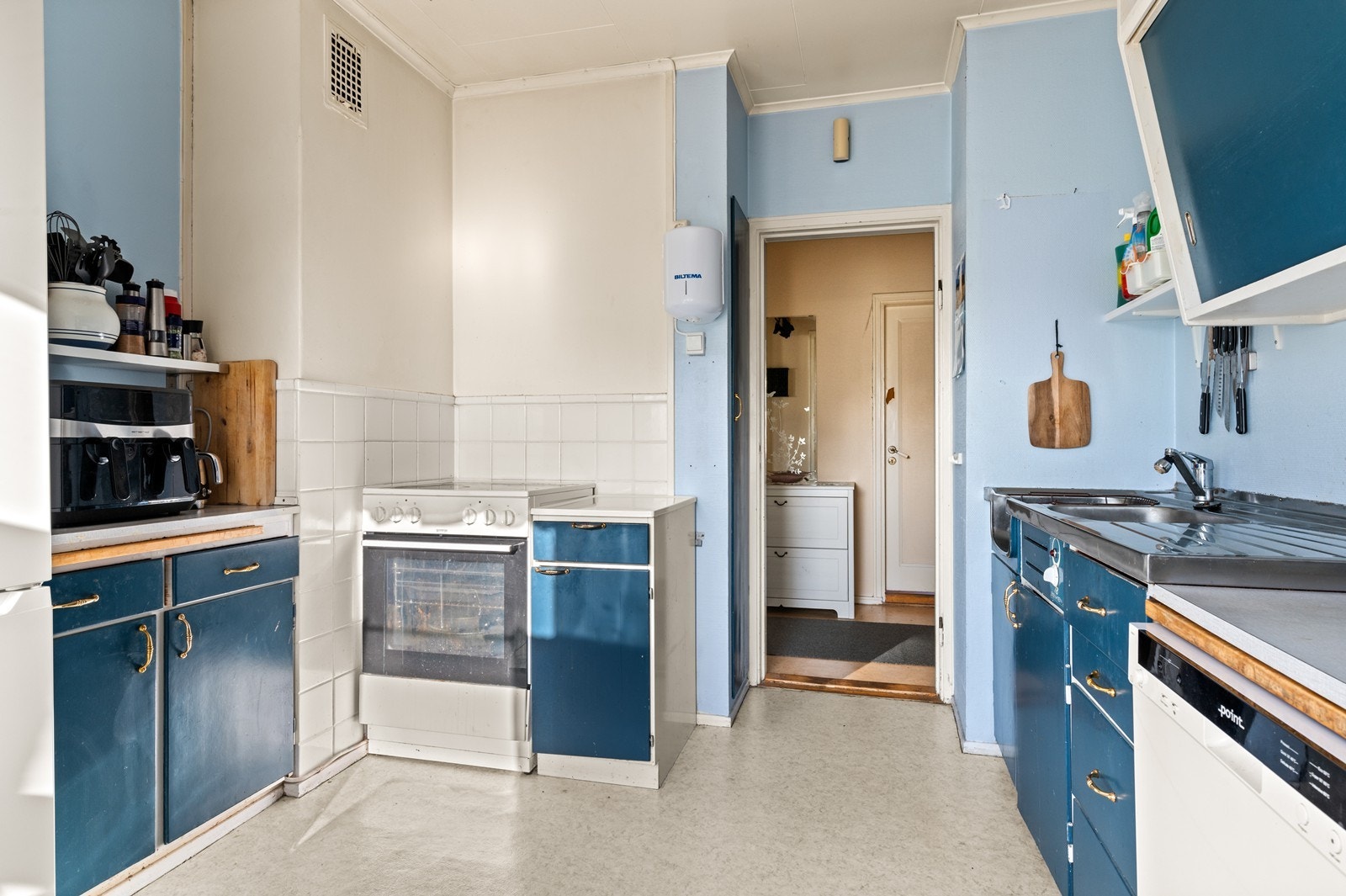 Kjøkkenet har laminat benkeplate og belegg på gulvet. Galleribilde