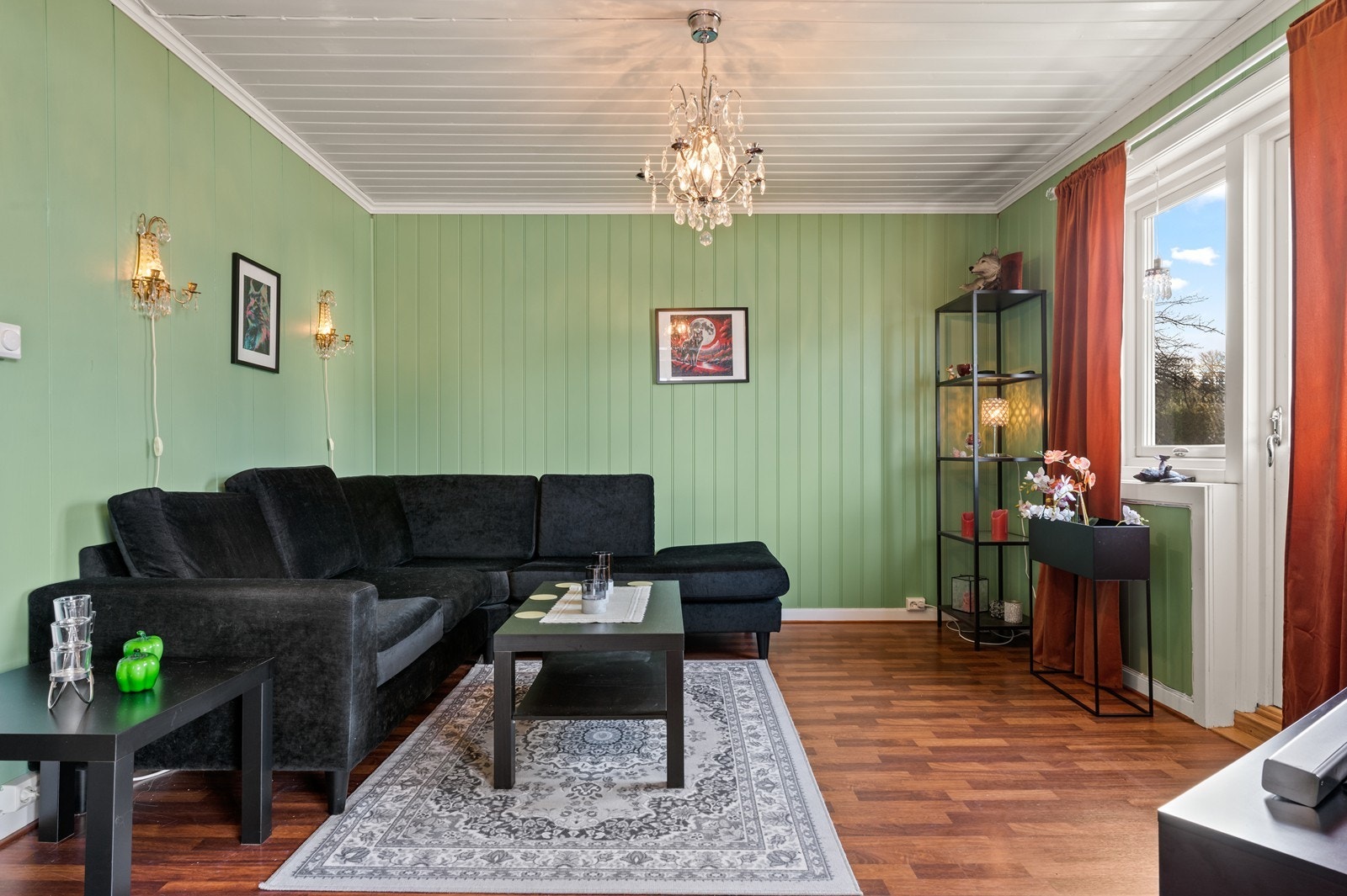 Stuen i første etasje har god plass til sofagruppe. Oppvarming med blant annet en varmepumpe fra 2018. Galleribilde