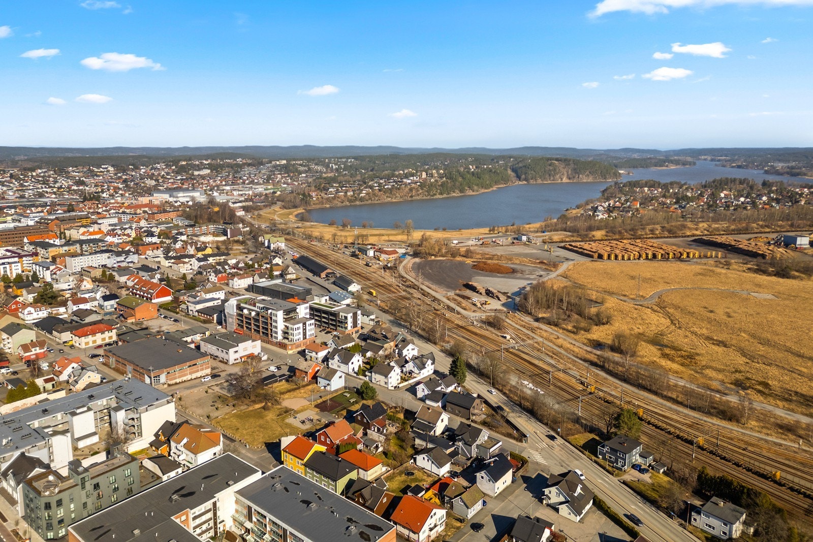 Nærområdet byr på servicetilbud som Storbyen Senter og flere treningssentre, blant annet SKY Fitness Sarpsborg. Galleribilde