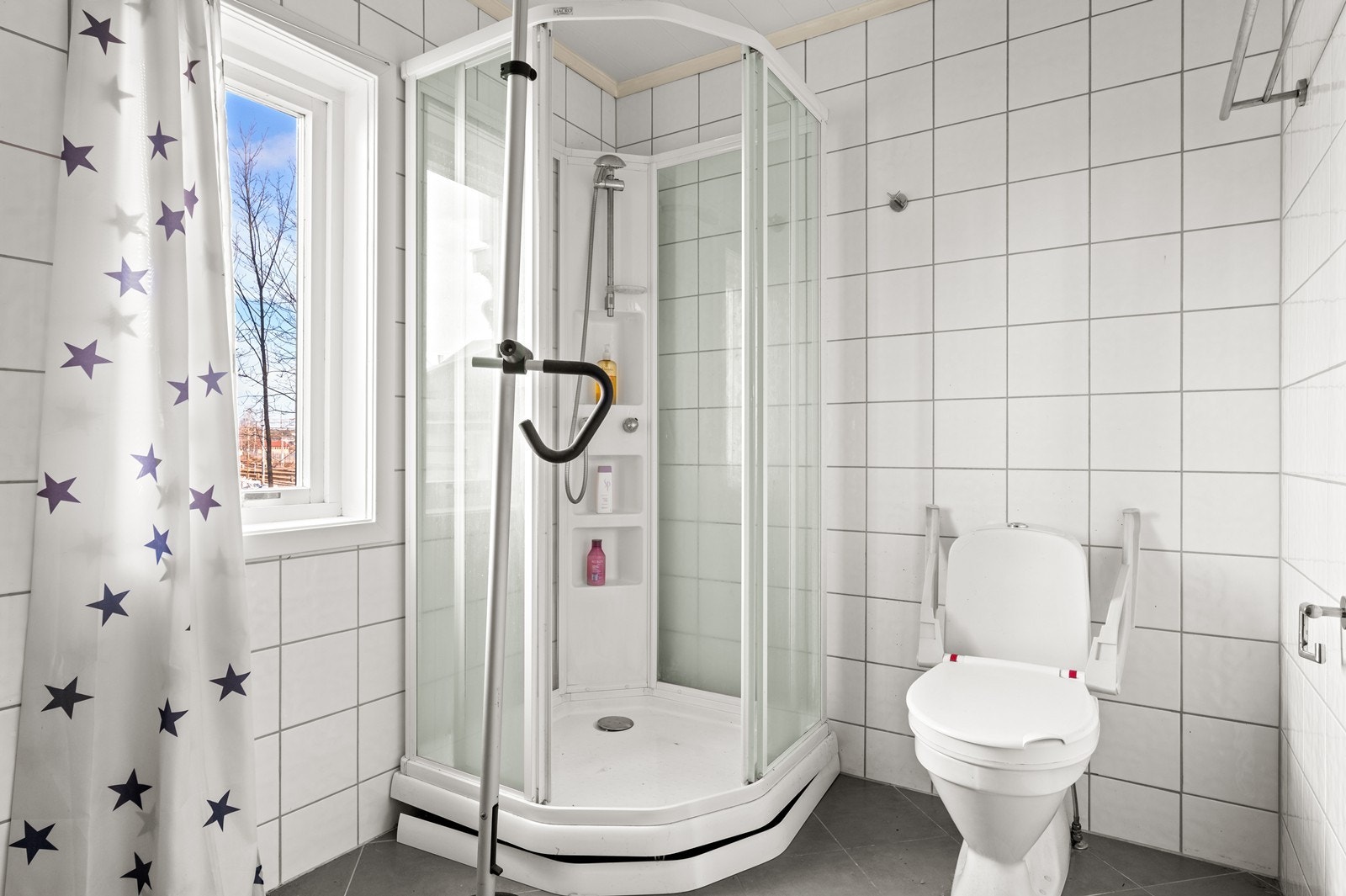 Rommet har dusjkabinett, klosett og servant med skap. Ventilasjon via elektrisk styrt vifte. Galleribilde