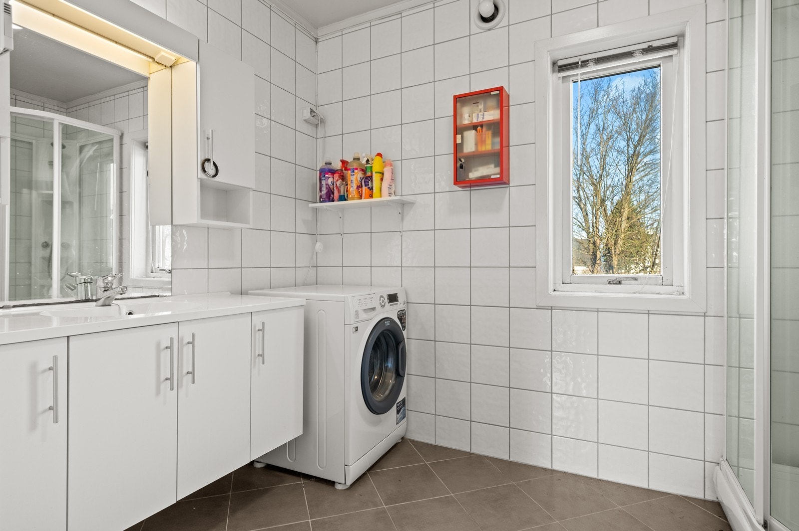 Også badet i andre etasje er fra 2010, med fliser, varmekabler og opplegg for vaskemaskin. Galleribilde