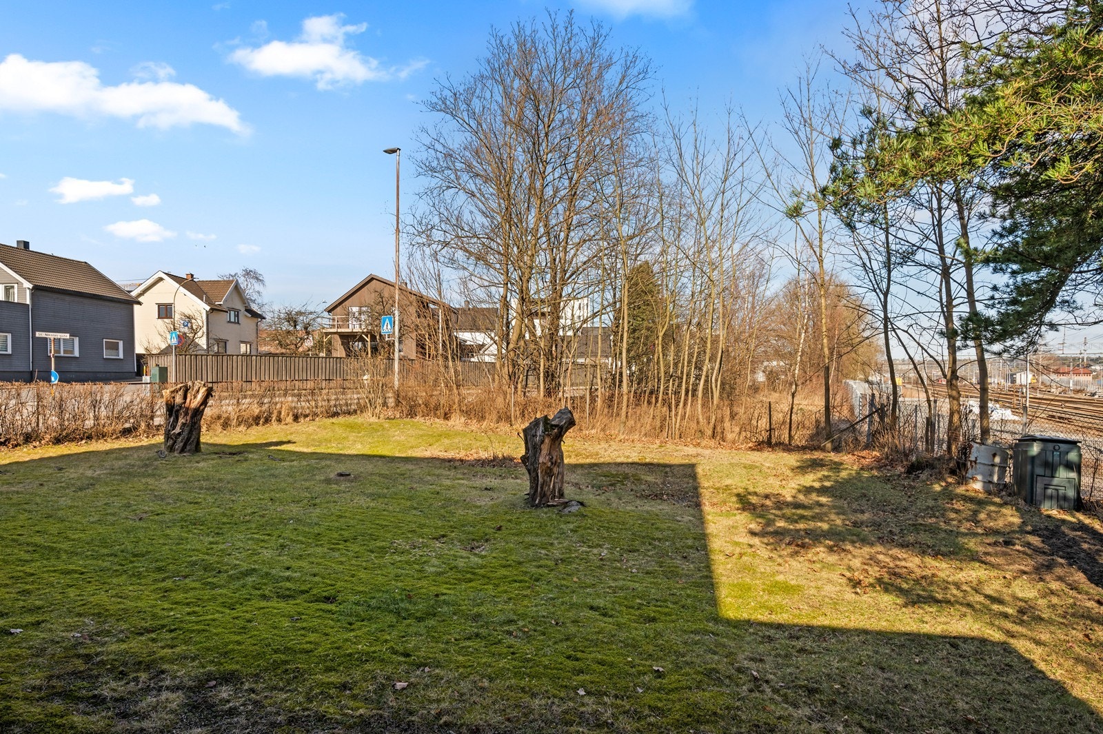 Tomten er flat og opparbeidet med gressplen. Galleribilde