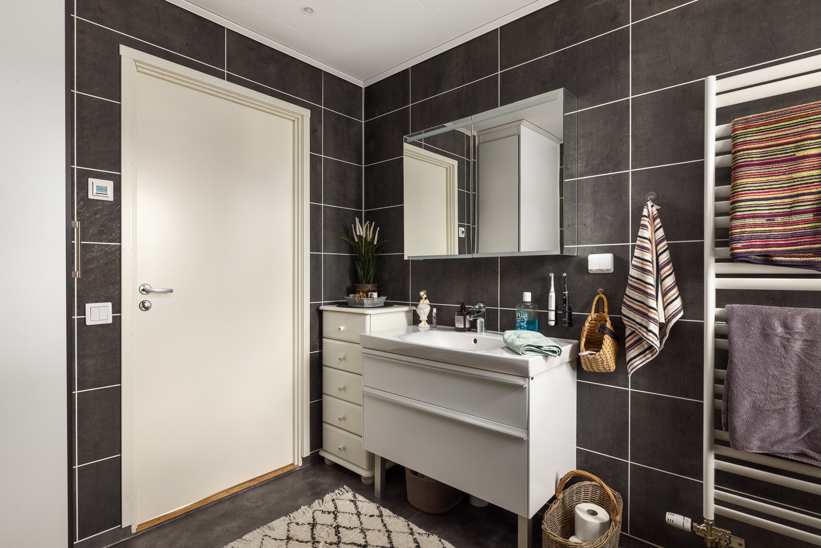 Badet er innredet med dusjhjørne, servantinnredning og toalett. Galleribilde