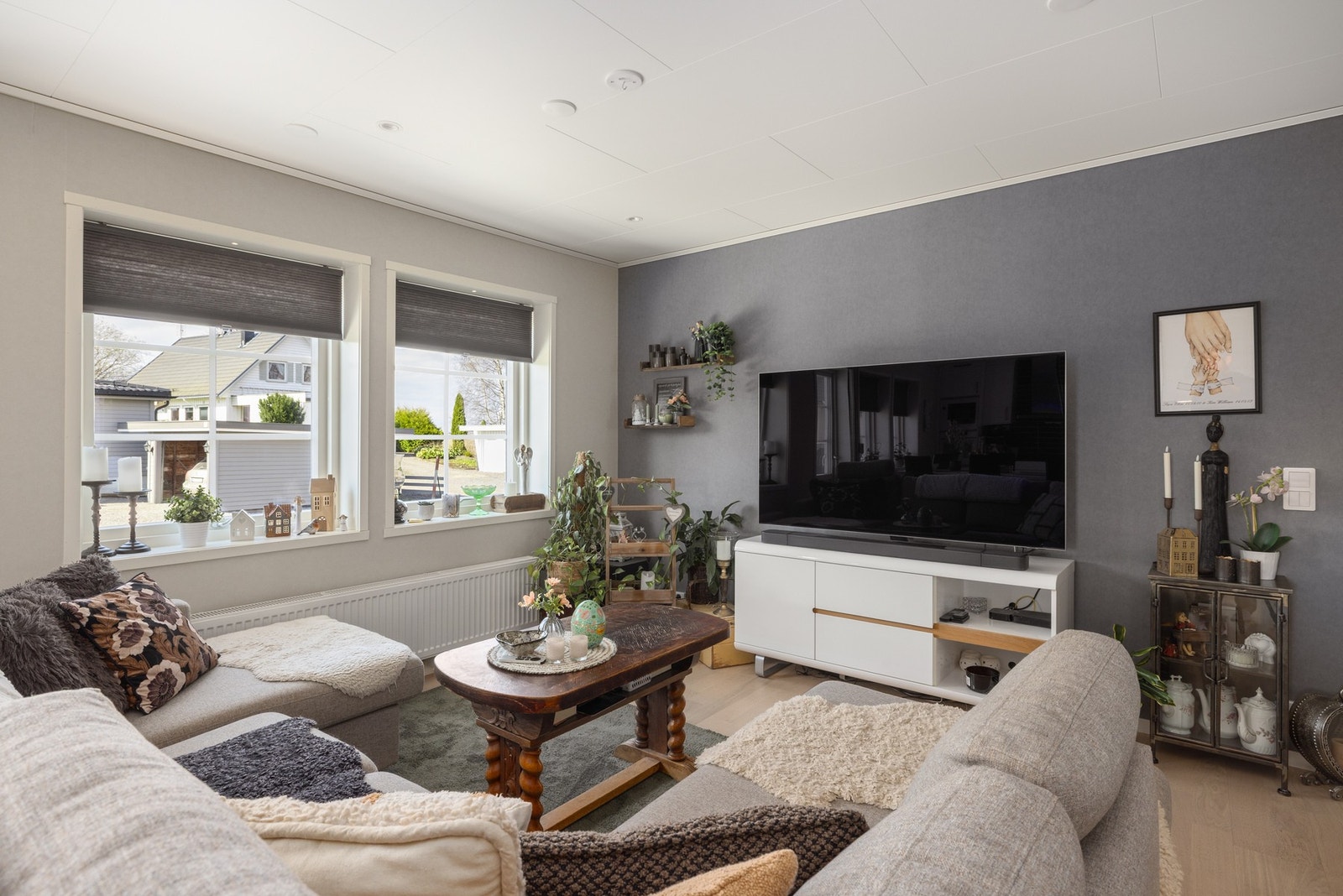 Hyggelig stue med store vindusflater som gir godt med dagslys inn i boligen. Galleribilde