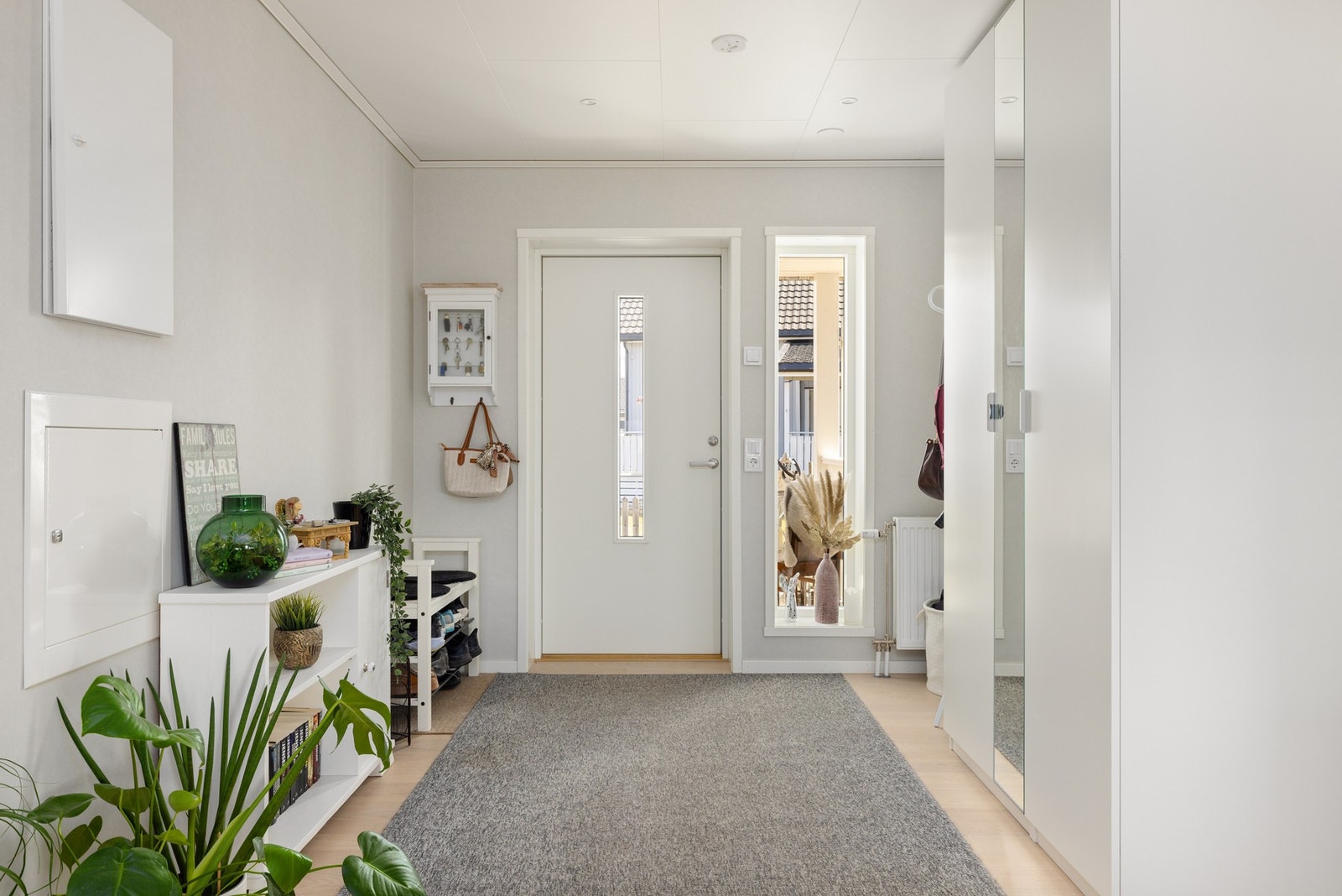 Du kommer inn i en lys og innbydende entré. Galleribilde