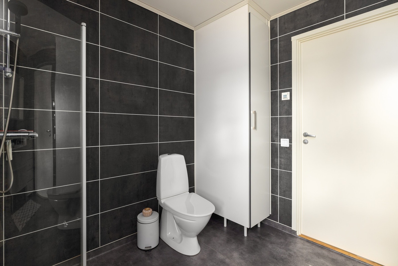 Det er også ekstra skap for oppbevaring av håndklær eller hygieneartikler. Galleribilde