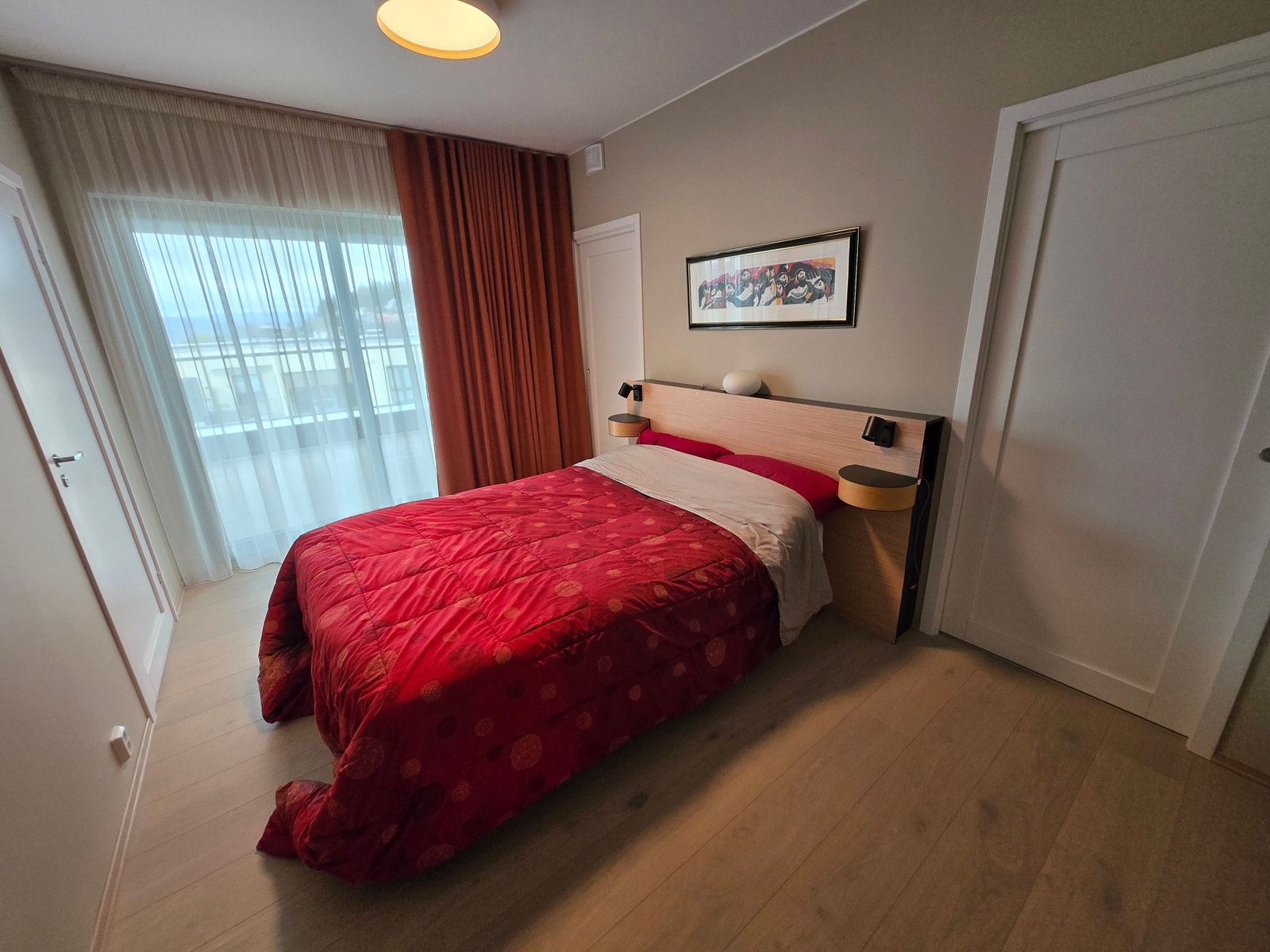 Hovedsoverommet har to walk-in closets, i tillegg til annet skap. Galleribilde