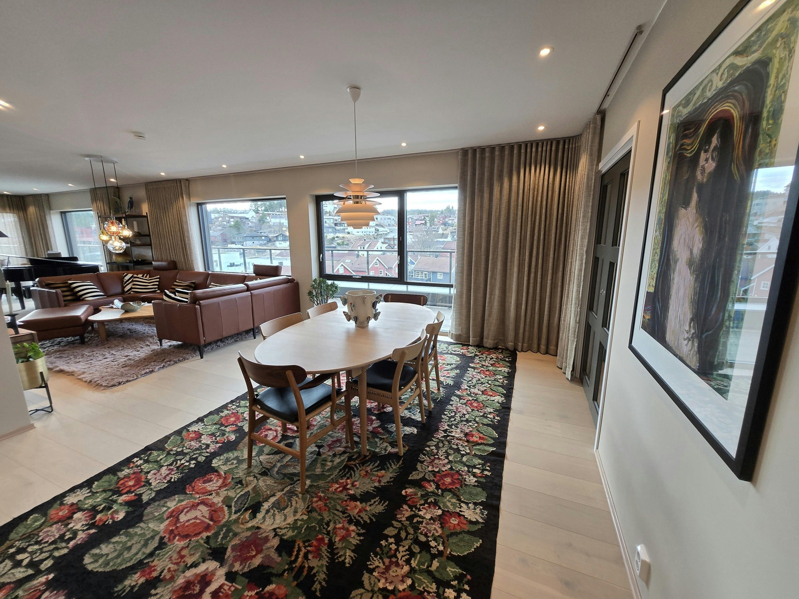 Unik toppleilighet på 134,5 kvm BRA på Dalgårdstunet. Boligen byr blant annet på en massiv takterrasse på 117,9 kvm, to stuer, hovedsoverom med to walk-in closets, samt meget gode solforhold. Galleribilde