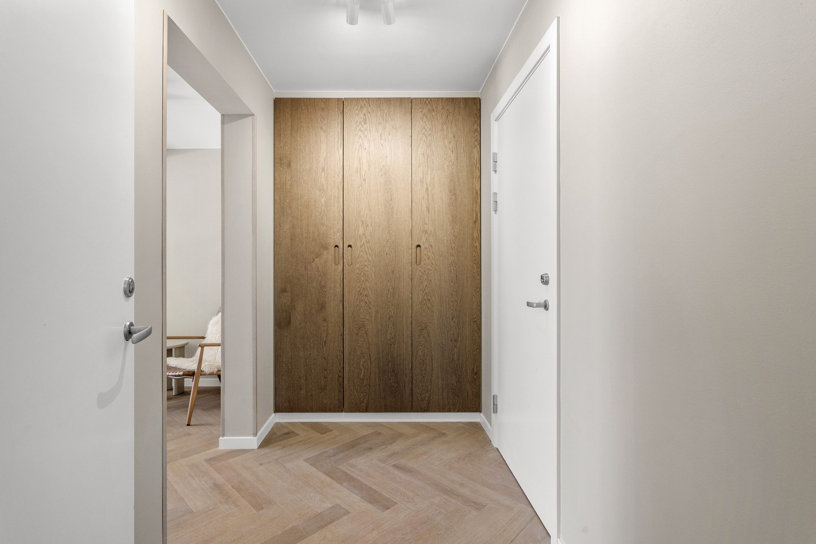 Svært lekre, innebygde garderobeskap i entré. Galleribilde