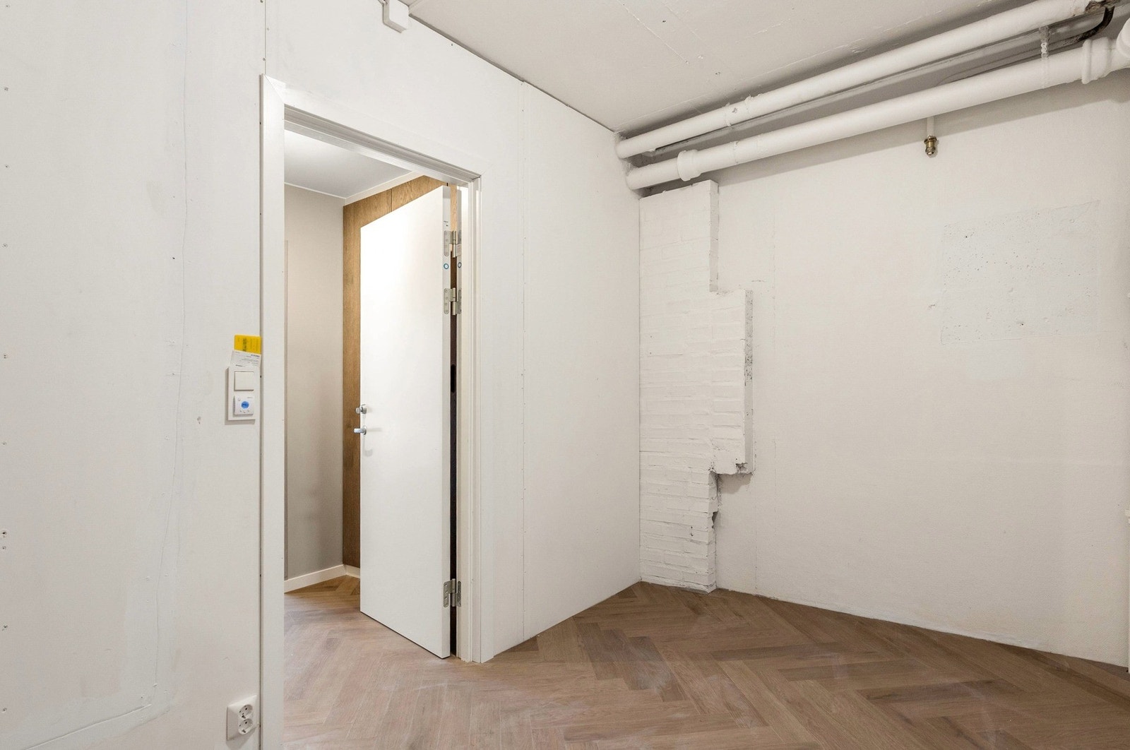 Disponibelt rom/bod internt i leiligheten med meget god plass for lagring - kanskje leilighetens mest undervurderte rom. Galleribilde
