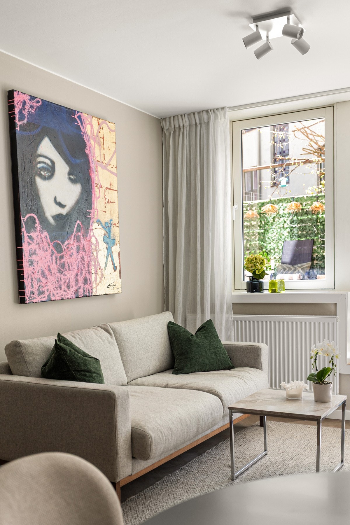 Skjermede vegger på terrassen som gir begrenset innsyn inn til leiligheten. Galleribilde
