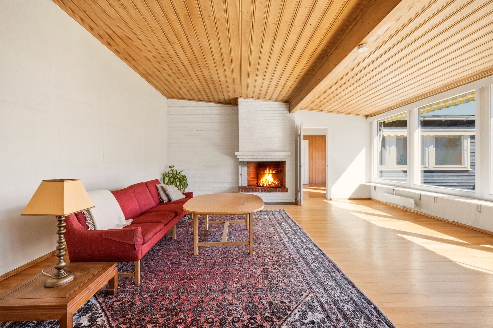 Stuen har god utforming med naturlig plass til en spisegruppe, sofa og TV med tilhørende møblement. Galleribilde